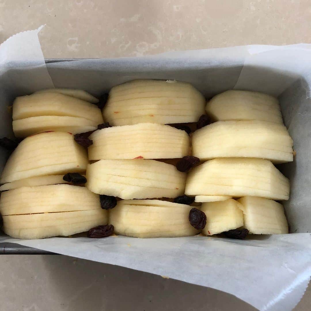 内田恭子さんのインスタグラム写真 - (内田恭子Instagram)「Baking day. My mom’s German apple cake recipe. 母がよく作っていたドイツのアップルケーキ。りんごの季節には何度も登場します。ドッシリとしてて甘さ控えめだから、ボーイズは朝ごはんにも食べます。ブラウンシュガー使っているので、全体的に茶色だけれど、tastes great!! #boysfavourite #mymomsrecipe #applecake #kitchenaid  #今日のおやつ　#適当なりんごの並べ方に性格が出る　#おいしければいいのだ　#愛があればいいのだ　#内田恭子　#kyokouchida」2月10日 18時02分 - kyoko.uchida.official