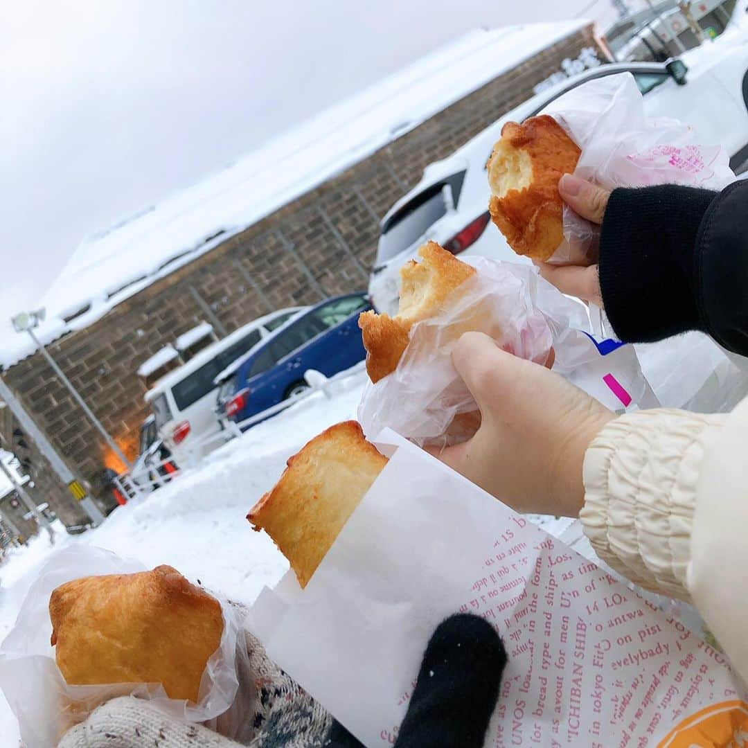 永井志帆さんのインスタグラム写真 - (永井志帆Instagram)「冬を満喫〜 卒業旅行で友達と小樽に行きました❄️ 寒い！けど美味しいものがたくさんあって昼夜食べ歩き🔥  #小樽#北海道#小樽観光#運河#冬#北海道観光#小樽運河#旅行記#国内旅行  小樽のおすすめは #かま栄パンロール  #かま栄のパンドーム  の食べ歩き。チーズも入ってるし蒲鉾なのにサクッと食感もあって最高でした！毎日食べたい！！ #北一硝子三号館  はピアノの生演奏付きだし内装がすごい。午後におすすめ。 #スヌーピー茶屋 はスヌーピー大好きな子が品揃えがいい！って大量購入してました笑」2月10日 18時11分 - shihodesu______