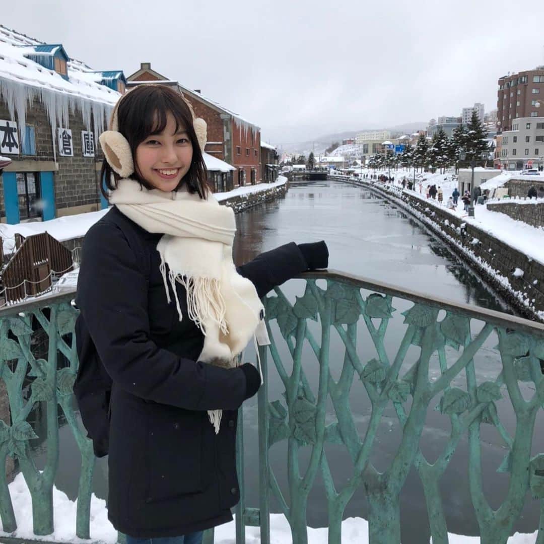 永井志帆のインスタグラム：「冬を満喫〜 卒業旅行で友達と小樽に行きました❄️ 寒い！けど美味しいものがたくさんあって昼夜食べ歩き🔥  #小樽#北海道#小樽観光#運河#冬#北海道観光#小樽運河#旅行記#国内旅行  小樽のおすすめは #かま栄パンロール  #かま栄のパンドーム  の食べ歩き。チーズも入ってるし蒲鉾なのにサクッと食感もあって最高でした！毎日食べたい！！ #北一硝子三号館  はピアノの生演奏付きだし内装がすごい。午後におすすめ。 #スヌーピー茶屋 はスヌーピー大好きな子が品揃えがいい！って大量購入してました笑」