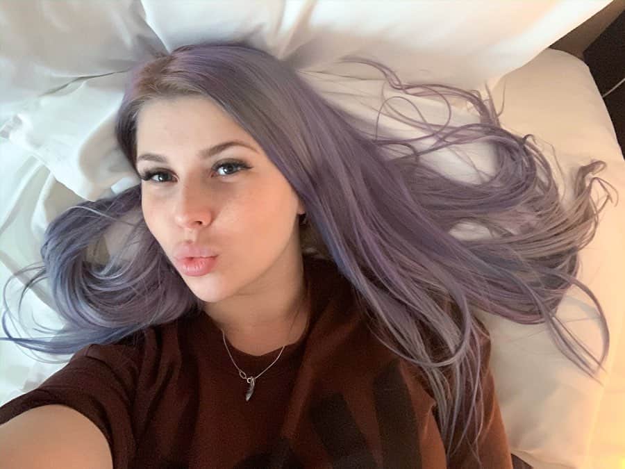 ALINA AKULAのインスタグラム：「В Праге нелётная погода! Пересадка в Сербии закончилась сутками в Белграде 😅  Нас заселили в крутой отель в центре города, с полным пансионом и трансфертом)) Так что я не в обиде 🤩 + одна страна 🇷🇸 в копилку по счастливому стечению обстоятельств) Верите в счастливый случай?)」