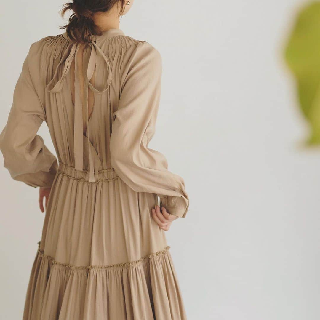 CASA FLINEさんのインスタグラム写真 - (CASA FLINEInstagram)「Spring summer 2020﻿ Tack sleeve dress | タックスリーブドレス﻿ Color \ Ivory Beige﻿ ﻿ 細部にわたって緻密なディティールが光る、ロングワンピース  この時期はコートからワンピースの裾が覗くレングスで存在感を放ちます  日本で織られた生地を使い仕上げました  Japan fabric \ Natural 100﻿ 🌿再生繊維を使うことで環境への配慮を実施しています ﻿ ﻿ ﻿ Model:154cm\5ft﻿ #casafline #sustainable #sustainablefashion #organic #craftmanship #upcycle #reuse﻿ #madebyearth#earth#ethical#nature#20ss#spring #summer#tokyo #fashion #modefashion #casaflineforearth﻿ #sustainablemodefashion」2月10日 18時10分 - casa_fline