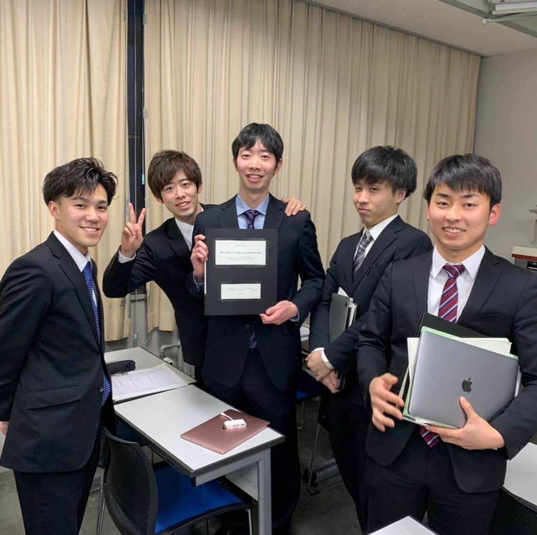 鈴木潤のインスタグラム：「修論発表終わりました！ 長いようであっという間だった2年間。 新しいテーマで上手くいかない日々が続いて、こうやって発表を終えたことも信じられないくらい大変だったけど、先生方、先輩、周りの人たちのおかげで何とか形になりました😂 ありがとうございました！！ 終わったああああああああああああああ！」