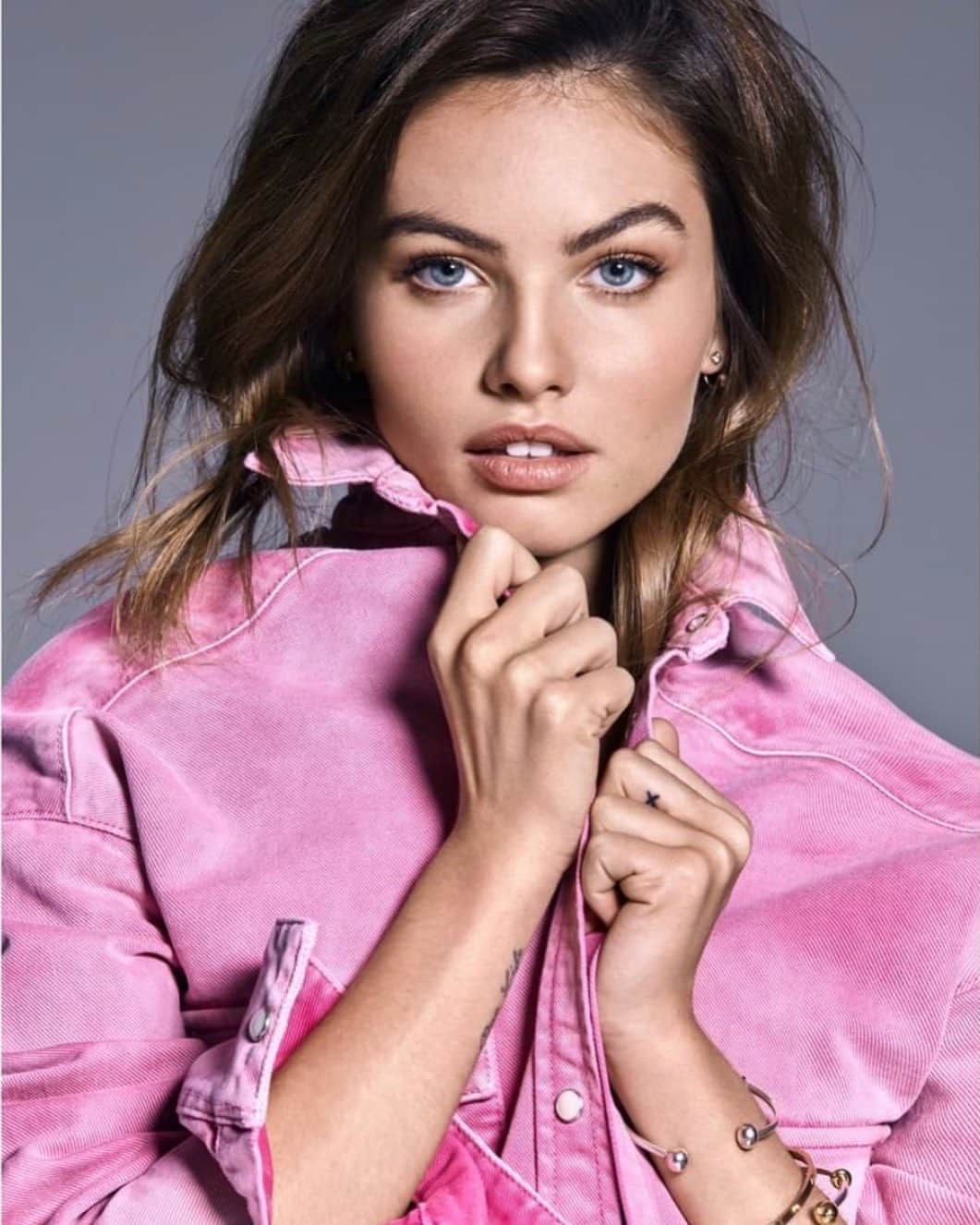 I.T IS INSPIRATIONさんのインスタグラム写真 - (I.T IS INSPIRATIONInstagram)「What color to wear on Valentine’s Day? Pink might be a good idea! - Top model @thylaneblondeau looks chic in @iroparis AGGY denim shirt. - #ITHK #ITisInspiration #IRO #IROParis #thylaneblondeau #SS20 #Valentinesday #Valentinesdayoutfit #countdowntovalentinesday 📸 @cosmopolitan_es」2月10日 18時06分 - ithk