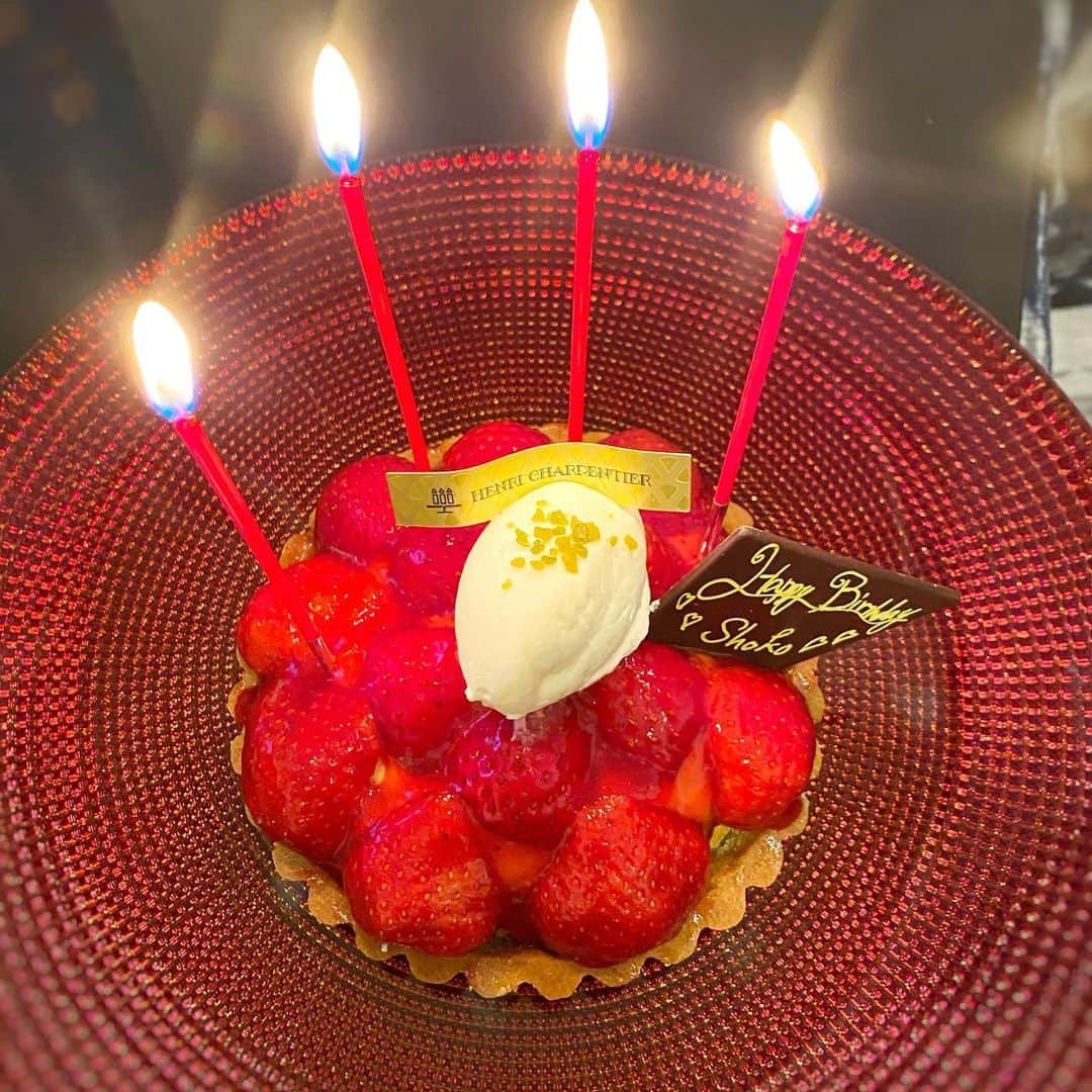 葉月祥子のインスタグラム：「２月10日🎁ニートの日🎉﻿ ﻿ 誕生日を迎えました☺️🎂❣️﻿ ﻿ メッセージくださった皆様ありがとうございます💕👏🏻おめでとうがとても嬉しいです💐💓﻿ ﻿ #mybirthday #誕生日ケーキ #お祝い ﻿ #２月10日 #ニートの日 ﻿ #ストロベリータルト🍓 ﻿ #一足先にお祝いしてもらいました ﻿ #産んでくれてありがとうの日」