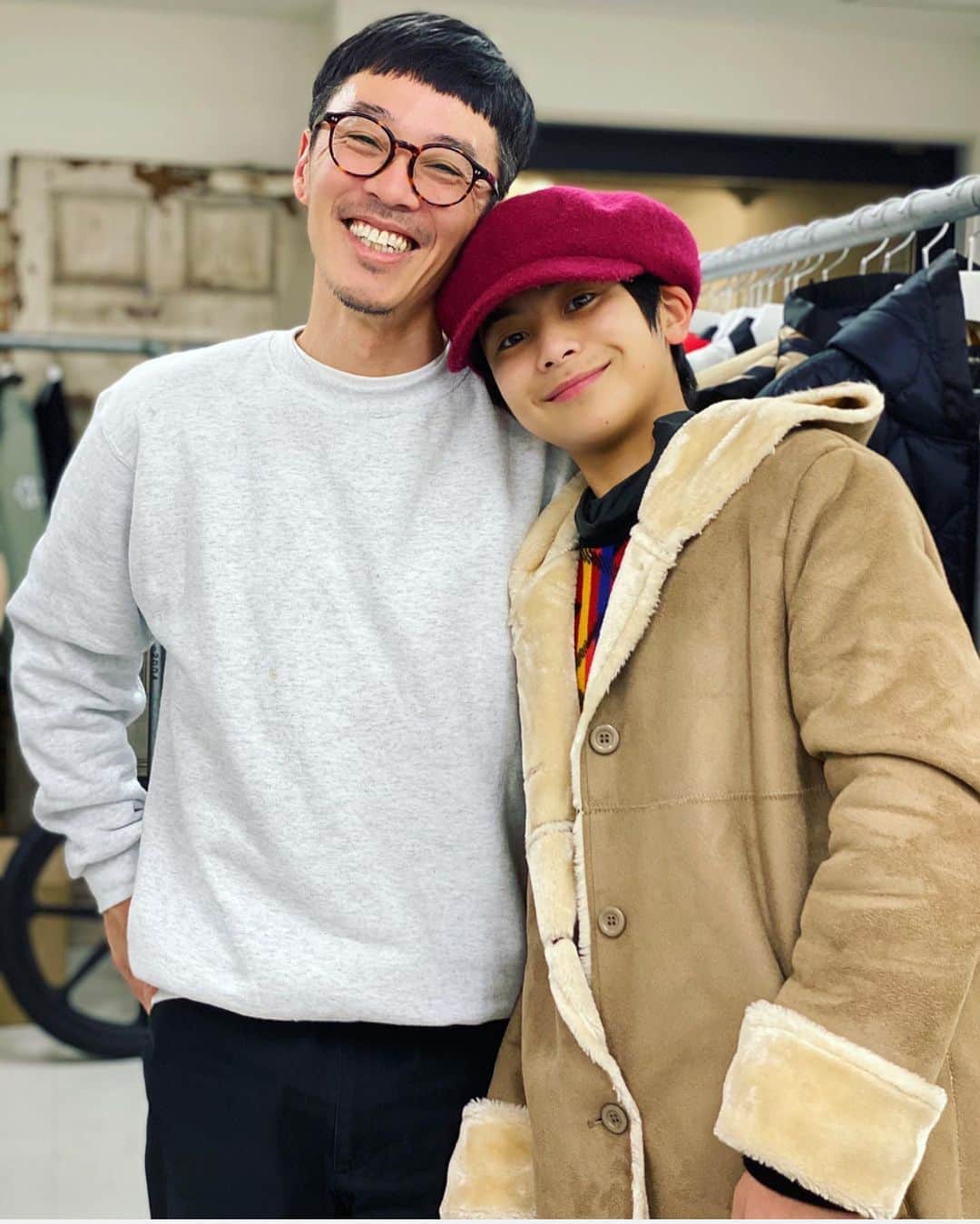 ひゅうがのインスタグラム：「いつも、お洋服のアドバイスや楽しいお話をしてくれる、大好きな僕の心のお兄さま！！いつもありがとうございます！！ #numbernine #nnbynumbernine #ナンバーナイン #GODSELECTIONxxx  #MEDICOMTOY  #吉田日向　#hyugayoshida」