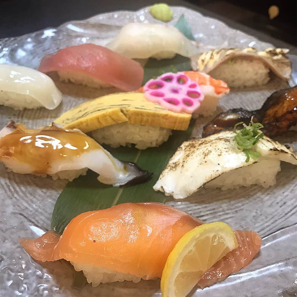 えねまるグルメさんのインスタグラム写真 - (えねまるグルメInstagram)「近鉄奈良線布施駅、大阪メトロ新深江駅より徒歩約10分の『生吉』へランチに行ってきたよ♪ ランチの時間は次から次へとお客さんがひっきりなしでお店はいつも満席状態！ランチメニューの「おまかせ8貫」「サービス10貫」「上にぎり8貫」には、大きなお椀のあら汁が付いてくるよ。ランチメニューはその日入った魚によって毎日中身が少しずつ変わるんだって。 この日いただいた「サービス10貫」には、新鮮なまぐろやサーモン等の他に、まぐろのマヨ焼きや炙った鯛、鰻も入っていて、いろんなお味を楽しめるよ。大きなお皿に綺麗に盛り付けされたお寿司は、見た目もとても美しい！あら汁は、炙った魚のあらがボリュームたっぷりに入っていて、とても香ばしい赤だしだったよ。夜は焼き物やお鍋のメニューも豊富だから、いろんなメニューを楽しみに行ってみてね☆  #enemarugourmet #えねまる #グルメ #えねまるグルメ #大阪 #東大阪 #近鉄 #大阪メトロ #布施 #新深江 #いくよし #生吉 #寿司 #すし #魚介料理 #海鮮料理 #ランチ #日本酒 #大阪グルメ #関西グルメ #美味しい #おいしい #うまい #あまから手帖 #あまから」2月10日 18時13分 - enemarugourmet