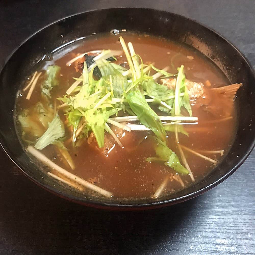 えねまるグルメさんのインスタグラム写真 - (えねまるグルメInstagram)「近鉄奈良線布施駅、大阪メトロ新深江駅より徒歩約10分の『生吉』へランチに行ってきたよ♪ ランチの時間は次から次へとお客さんがひっきりなしでお店はいつも満席状態！ランチメニューの「おまかせ8貫」「サービス10貫」「上にぎり8貫」には、大きなお椀のあら汁が付いてくるよ。ランチメニューはその日入った魚によって毎日中身が少しずつ変わるんだって。 この日いただいた「サービス10貫」には、新鮮なまぐろやサーモン等の他に、まぐろのマヨ焼きや炙った鯛、鰻も入っていて、いろんなお味を楽しめるよ。大きなお皿に綺麗に盛り付けされたお寿司は、見た目もとても美しい！あら汁は、炙った魚のあらがボリュームたっぷりに入っていて、とても香ばしい赤だしだったよ。夜は焼き物やお鍋のメニューも豊富だから、いろんなメニューを楽しみに行ってみてね☆  #enemarugourmet #えねまる #グルメ #えねまるグルメ #大阪 #東大阪 #近鉄 #大阪メトロ #布施 #新深江 #いくよし #生吉 #寿司 #すし #魚介料理 #海鮮料理 #ランチ #日本酒 #大阪グルメ #関西グルメ #美味しい #おいしい #うまい #あまから手帖 #あまから」2月10日 18時13分 - enemarugourmet