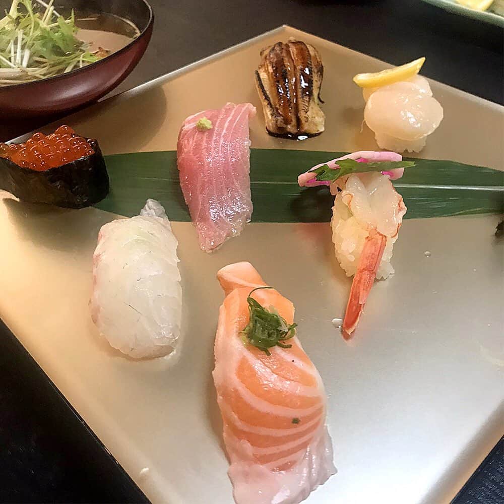 えねまるグルメさんのインスタグラム写真 - (えねまるグルメInstagram)「近鉄奈良線布施駅、大阪メトロ新深江駅より徒歩約10分の『生吉』へランチに行ってきたよ♪ ランチの時間は次から次へとお客さんがひっきりなしでお店はいつも満席状態！ランチメニューの「おまかせ8貫」「サービス10貫」「上にぎり8貫」には、大きなお椀のあら汁が付いてくるよ。ランチメニューはその日入った魚によって毎日中身が少しずつ変わるんだって。 この日いただいた「サービス10貫」には、新鮮なまぐろやサーモン等の他に、まぐろのマヨ焼きや炙った鯛、鰻も入っていて、いろんなお味を楽しめるよ。大きなお皿に綺麗に盛り付けされたお寿司は、見た目もとても美しい！あら汁は、炙った魚のあらがボリュームたっぷりに入っていて、とても香ばしい赤だしだったよ。夜は焼き物やお鍋のメニューも豊富だから、いろんなメニューを楽しみに行ってみてね☆  #enemarugourmet #えねまる #グルメ #えねまるグルメ #大阪 #東大阪 #近鉄 #大阪メトロ #布施 #新深江 #いくよし #生吉 #寿司 #すし #魚介料理 #海鮮料理 #ランチ #日本酒 #大阪グルメ #関西グルメ #美味しい #おいしい #うまい #あまから手帖 #あまから」2月10日 18時13分 - enemarugourmet