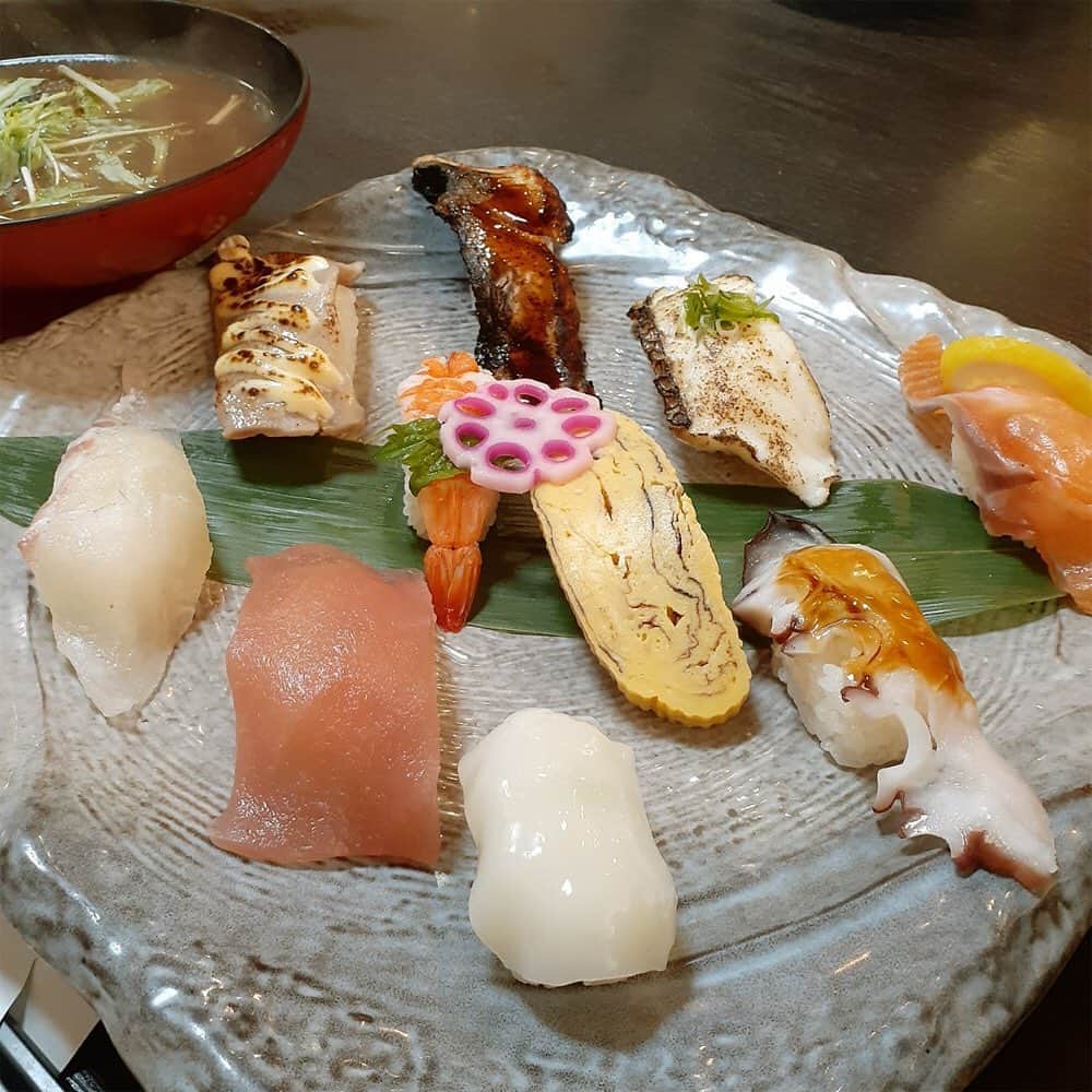 えねまるグルメさんのインスタグラム写真 - (えねまるグルメInstagram)「近鉄奈良線布施駅、大阪メトロ新深江駅より徒歩約10分の『生吉』へランチに行ってきたよ♪ ランチの時間は次から次へとお客さんがひっきりなしでお店はいつも満席状態！ランチメニューの「おまかせ8貫」「サービス10貫」「上にぎり8貫」には、大きなお椀のあら汁が付いてくるよ。ランチメニューはその日入った魚によって毎日中身が少しずつ変わるんだって。 この日いただいた「サービス10貫」には、新鮮なまぐろやサーモン等の他に、まぐろのマヨ焼きや炙った鯛、鰻も入っていて、いろんなお味を楽しめるよ。大きなお皿に綺麗に盛り付けされたお寿司は、見た目もとても美しい！あら汁は、炙った魚のあらがボリュームたっぷりに入っていて、とても香ばしい赤だしだったよ。夜は焼き物やお鍋のメニューも豊富だから、いろんなメニューを楽しみに行ってみてね☆  #enemarugourmet #えねまる #グルメ #えねまるグルメ #大阪 #東大阪 #近鉄 #大阪メトロ #布施 #新深江 #いくよし #生吉 #寿司 #すし #魚介料理 #海鮮料理 #ランチ #日本酒 #大阪グルメ #関西グルメ #美味しい #おいしい #うまい #あまから手帖 #あまから」2月10日 18時13分 - enemarugourmet