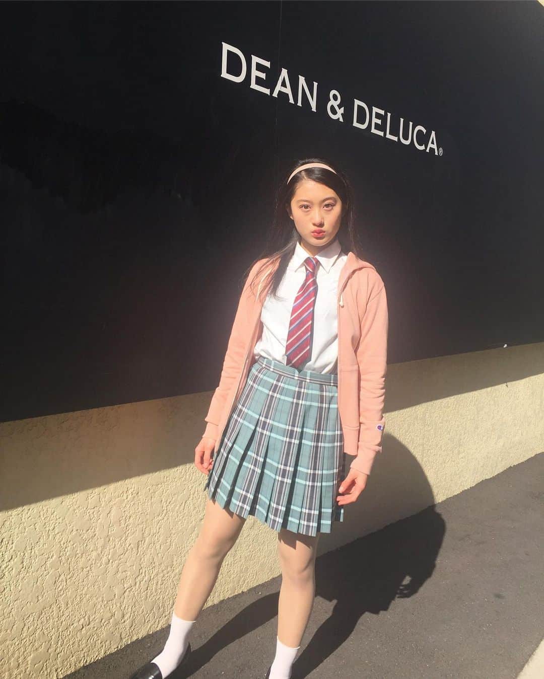 高岡志帆のインスタグラム：「全身の写真も、 あと少しで高3なので、制服は着れるうちにたくさん着たい☺︎ . やっぱりポイントは春が近くなってきたのでいろんなところにピンクを取り入れたところ❤️そしてなかなか見ない緑のスカートに挑戦✨ . . #kanko #カンコー委員会 #カンコー学生服 #制服 #制服アレンジ #fff #instagood #instagram #instalike #ootd #jkブランド」