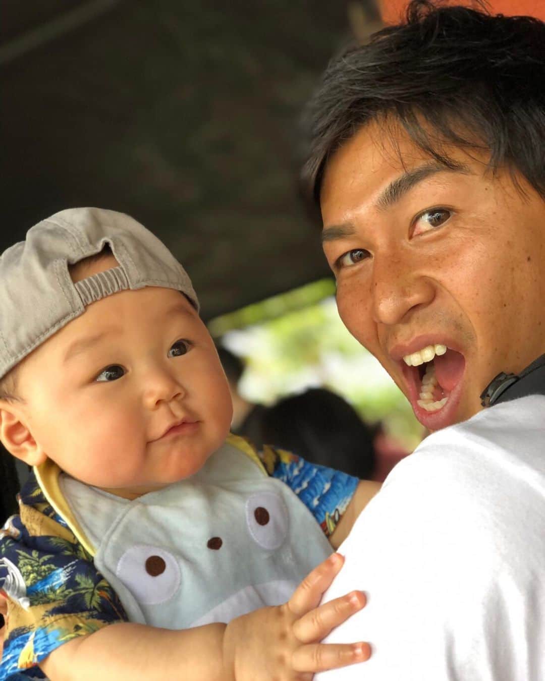 丸山祐市のインスタグラム：「遅くなりましたが、年末にハワイに行きました✈️ 息子は初めての旅行😁最高でした👍  #ハワイ旅行  #あっという間 #進にも会ったよ #時差ボケ、なかなかとれず #海・プールデビューするも #ギャン泣き  #ハワイいいね  #また行きたいね  #オススメあったら教えてください‼️」