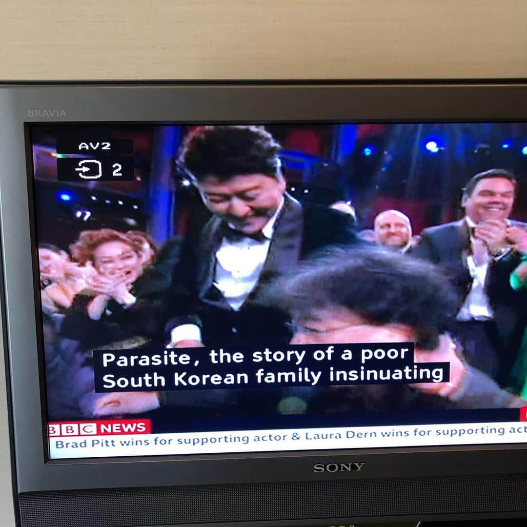 のインスタグラム：「今朝のBBCニュースはパラサイト一色です。 凄いことが起こっています。 おめでとうございます！  #パラサイト半地下の家族  #parasite」