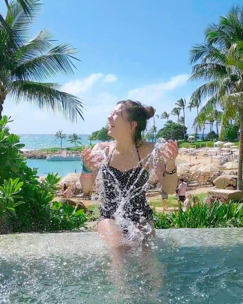 のインスタグラム：「ジャグジーは大人の嗜みです。﻿ （写真ははしゃぎすぎだけど）﻿ ﻿ 泳いじゃーここで温まり ﻿ また泳いじゃーここに戻りを繰り返す。﻿ ﻿ 入り浸りすぎて、﻿ ﻿ 「リンちゃん探すときはここに来れば見つけられる☺」﻿ ﻿ と言われてしまった。﻿ ﻿ そんなことないよ。﻿ プールにも海にもいるよ。﻿ ﻿ ﻿ #アウラニディズニー#sponsored ﻿ #コオリナ#アロハストリート﻿#Aulani #AulaniResort #ハワイ#hawai #ジャグジー＃インフニティプール #hawai#リゾート#リゾートホテル#海好きな人と繋がりたい#トラレコwifi ﻿﻿﻿﻿﻿ #旅したくなるフォト  #旅行 #travelstagram #旅人 #lynn_trip #旅 #travelme #travel #trip #traveler #トラベラー ﻿ #旅好きな人と繋がりたい﻿ #travelholics#旅スタグラム#海外旅行﻿ #teampixel」
