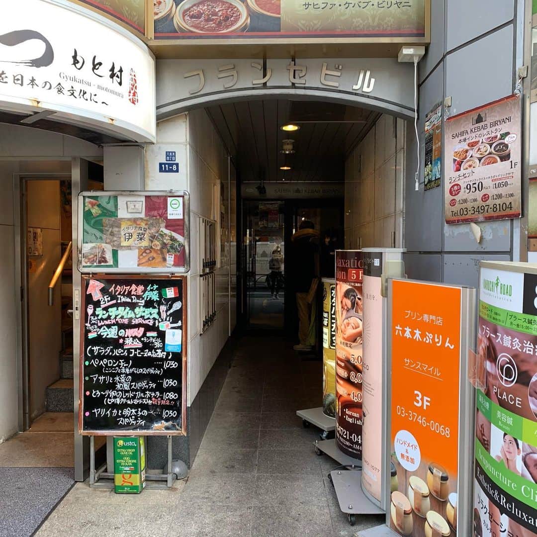 Sayaka.Mさんのインスタグラム写真 - (Sayaka.MInstagram)「. #TOKYO #curry  #roppongi . . #ビリヤニ が有名なお店へ 時間のタイミング合わなければ 結構待つ事になるかな🤔 . 必ず人気のビリヤニは抑えて カレーランチ🍛も1000円以下だから頼む👏 . なんでスパイシーなんでしょう お店の方オススメの #マトンビリヤニ ですが至福の時 . 生の玉ねぎ、オレンジの印象も素敵 . #サイーファケバブアンドビリヤニ 050-5868-7707 #東京都 #港区 #六本木 4-11-8 フランセビル 1F https://tabelog.com/tokyo/A1307/A130701/13144423/ @sahifa_kebab_biryani . . =============== 私の食べ歩きの記録は Gourmet food information 제 외식기록 ↓↓↓ #sayaka動画 =============== . #東京カレー #東京カレー部 #かれすたぐらむ #カレスタグラム #カレー好きな人と繋がりたい #カレー部 #インドカレー #ビリヤニ #キーマカレー #チキンカレー #tokyocurry #currystagram #curryup #curryrice #tokyolife #カレー好き #カレー巡り #カレーは飲み物 #カレー女子 #東京カレー #カレーインスタグラマー #カレーと生きる」2月10日 23時53分 - insta.sayaka