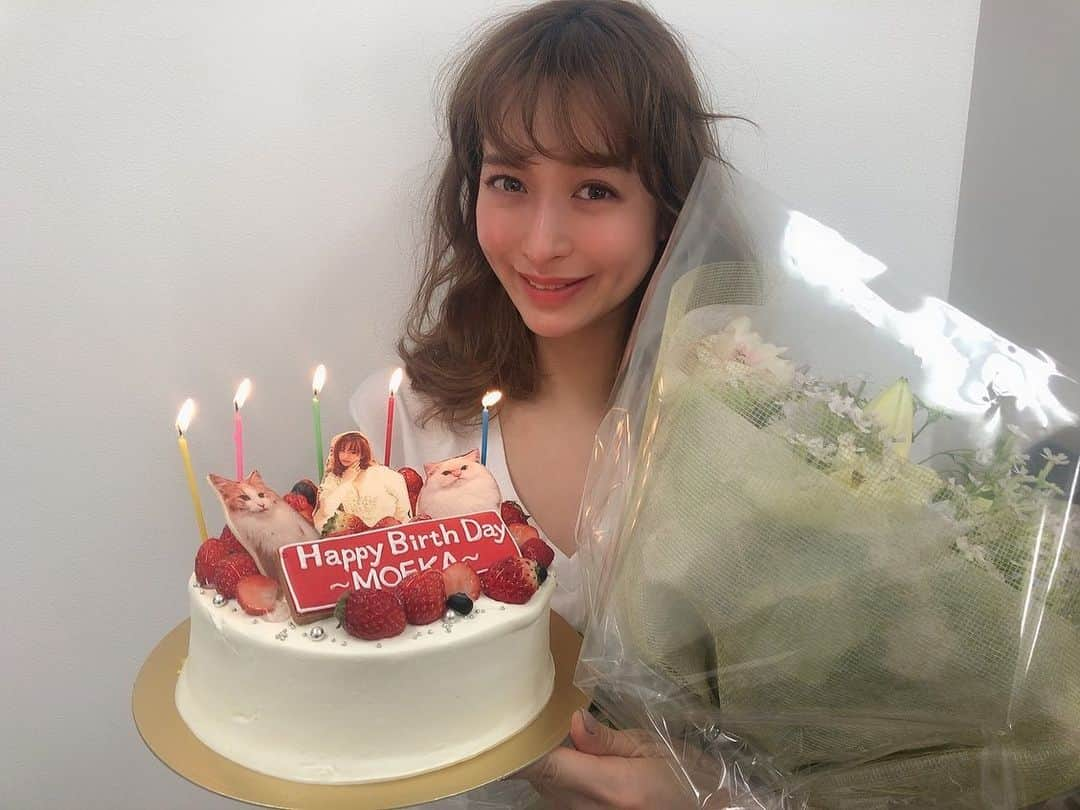 野崎萌香さんのインスタグラム写真 - (野崎萌香Instagram)「今日で30歳になりました🎂🕊 . . . 誕生日の今日は 4月に発売される私の美容本の撮影をしてきました。 . . .  お誕生日メッセージくれた皆さん、 ありがとう...💌 . . .  思いやりを持って 大切なことを大切に 出来る30代にしたいです☺︎ . . .  ２枚目の写真は現場マネージャーのYちゃん🌞  いつも支えてくれる心強い存在です♪  コパンセケーキも用意してくれて 心から幸せな誕生日でした🐈🎂👏 . . .  応援してくれるみんなに 大切なお知らせがあります！  あとでまた更新するね♬」2月10日 23時55分 - moeka_nozaki