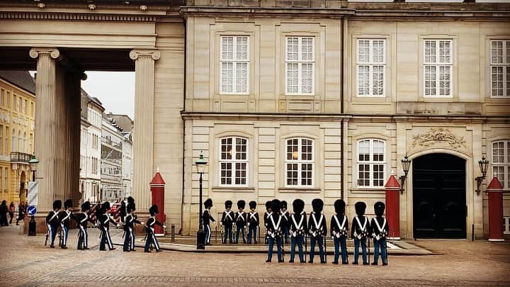 小出由華のインスタグラム：「何度見ても感動するデンマークの伝統的な衛兵さんの交替式💂‍♂️🇩🇰✨日本からお客さんがいらした時に必ず見てほしい場所の一つ。衛兵さんを見ると初めてデンマークへ来た時の感動が再び蘇ります😊🇩🇰 #デンマーク#衛兵交替式#コペンハーゲン#アメリエンボー宮殿 #北欧#danmark#denmark#copenhagen#kongelig #🇩🇰🇯🇵#🇯🇵🇩🇰」