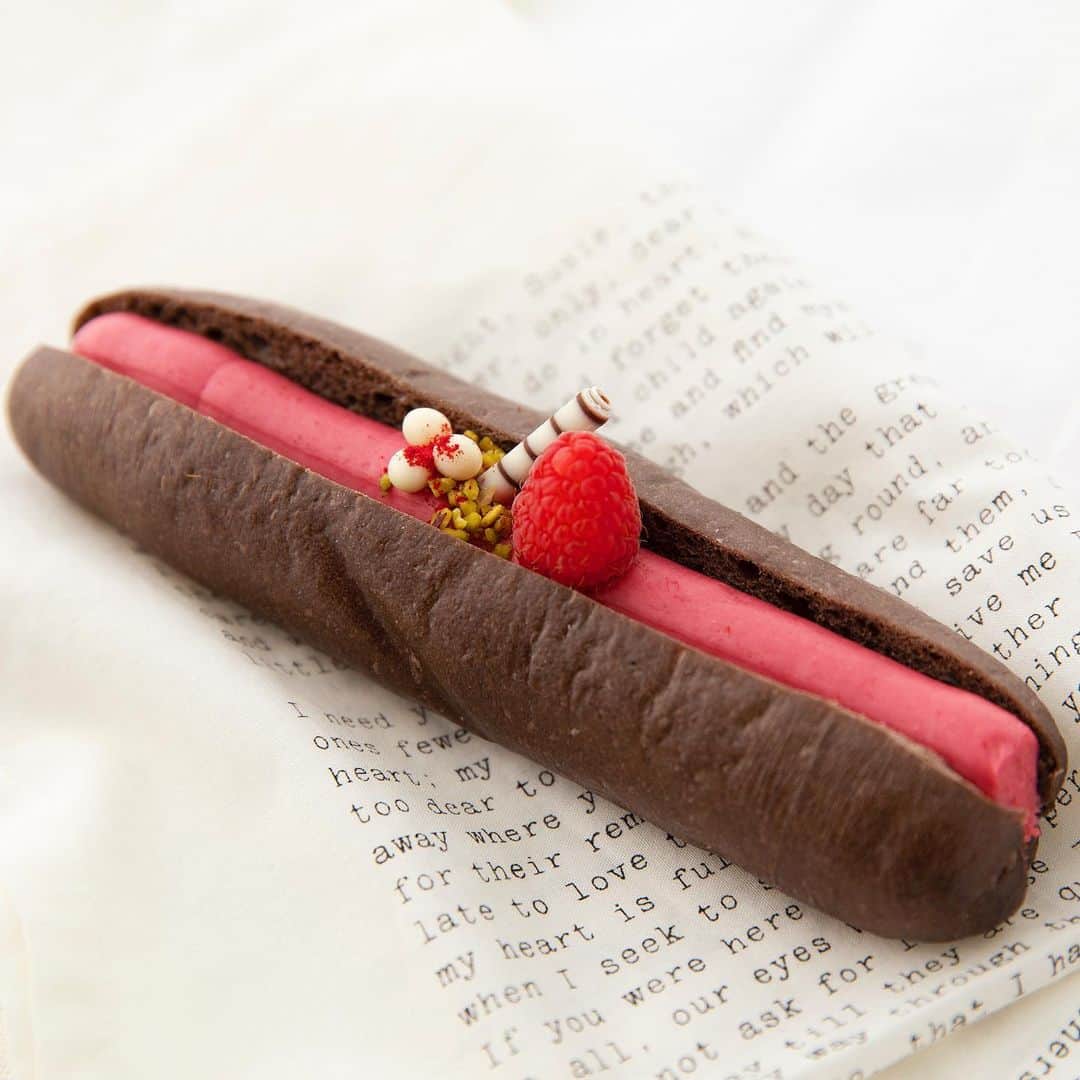 Hanako公式さんのインスタグラム写真 - (Hanako公式Instagram)「バレンタインに食べたい、特別なパン🍫﻿ ﻿ 〈グランドニッコー東京 台場〉の「ショコラフランボワーズ」🌹甘さ控えめのブラックココアの生地のパンに、酸味を利かせたフランボワーズのクリームをたっぷりサンド。上から散らしたピスタチオも食感や風味のアクセントに。﻿ ﻿ #Hanako #Hanako_magazine #バターサンド #バスクチーズケーキ#固めプリン #かたいプリン  #台湾スイーツ #琥珀糖 #パフェ好き #バレンタインチョコレート #お台場グルメ #お台場カフェ #パン屋巡り #パン好き #グランドニッコー東京台場 #photoby_KenyaAbe」2月10日 18時37分 - hanako_magazine