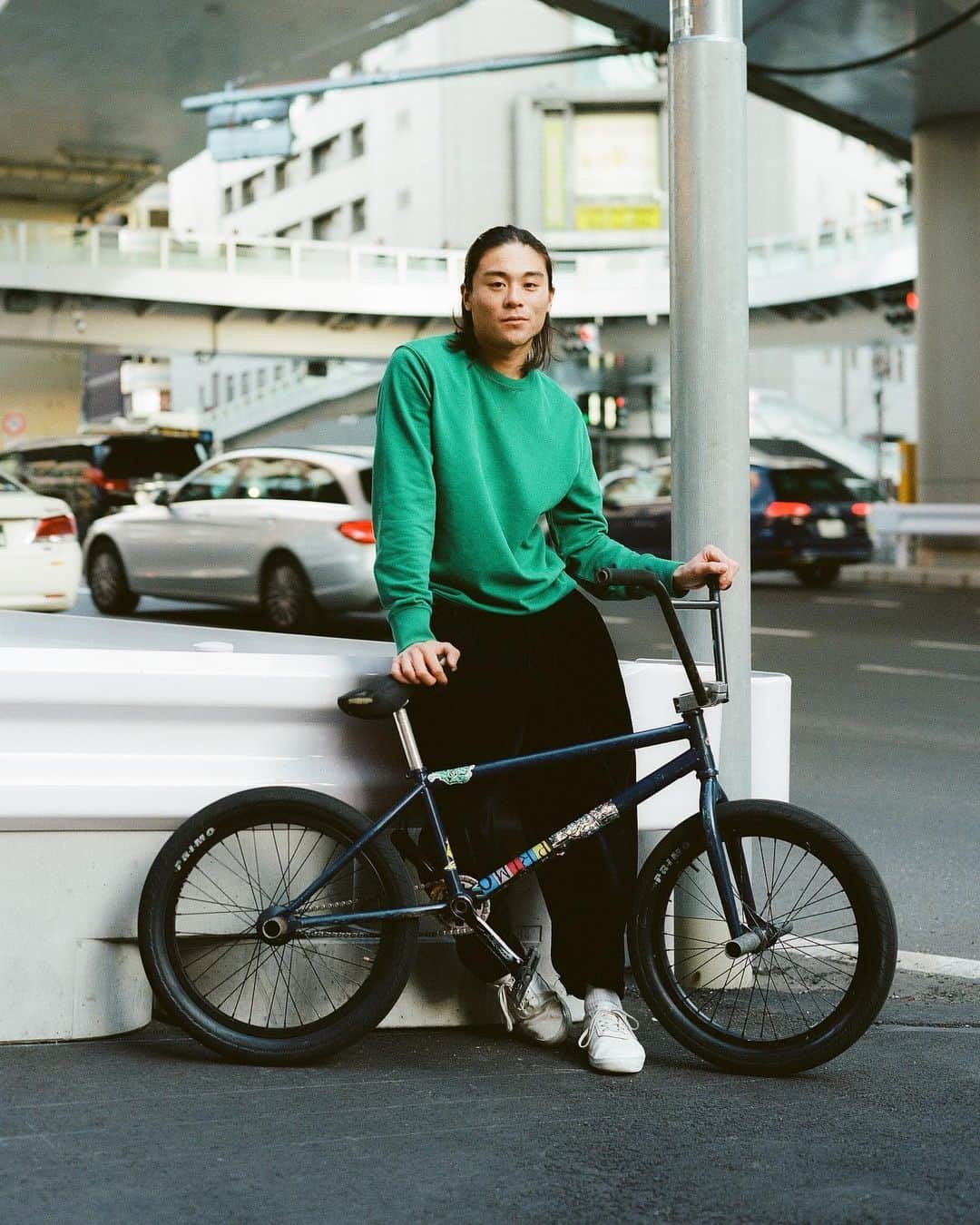 のインスタグラム：「TOKYO STREET STYLE Name: @yumingrow  Top: @gap_jp  #Gap#pr#カーボナイズドスウェット #droptokyo#tokyo#japan#streetscene#streetfashion#streetwear#streetculture#fashion#film#filmphotography  Photography: @dai.yamashiro」