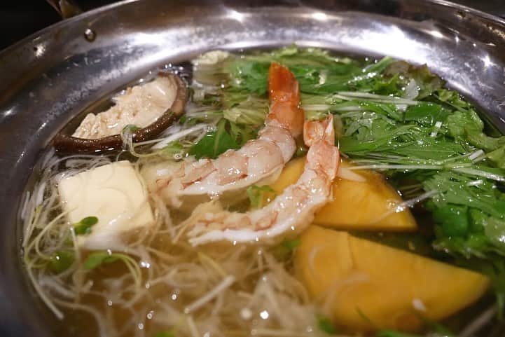 福岡グルメ 福岡ランチ「デビログ」さんのインスタグラム写真 - (福岡グルメ 福岡ランチ「デビログ」Instagram)「『#赤エビレモンしゃぶしゃぶ 』に惹かれて舞鶴にある『御御御 (おみお)』に伺った。 ここは2019年12月にオープンしたばかりの新しい店。 店主が鹿児島出身とのことで、地域限定販売の「島娘」などの珍しい焼酎もある。 お目当ての『赤エビレモンしゃぶしゃぶ』は新鮮な赤エビをレモン風味の出汁で「しゃぶしゃぶ」していただく逸品😋👌 レアでも食べられるので、海老好きにはたまらんね。 オススメされたゴマサバもプリプリで美味いよ👍 もつ鍋などもあるので、県外からの来客をもてなすには良いかも🙆‍♂️ . メニュー、他pic、内観などは「デビログ」に掲載しています。 サイトを見る場合はブラウザで「デビログ」で検索👉 . #御御御 (#おみお ) #福岡市中央区舞鶴 2-1-6 092-712-7272 17:00～1:00 定休日：日曜日 . ♦️福岡グルメ 福岡ランチの店舗探しならブラウザで「デビログ」で検索👉 ♦️「デビログ」に掲載していないディープな店舗情報はブラウザで「もっとデビログ」で検索👉 . #舞鶴グルメ #福岡居酒屋 #福岡ゴマサバ #福岡 #博多 #fukuokapics #fukuoka #fukuokacity #hakata #fukuokarestaurant #fukuokagourmet #IGersJP #ig_japan #福岡レストラン #福岡飲食店 #福岡グルメ #福岡ランチ #福岡ごはん #福岡ご飯 #食べログ福岡 #福岡飯 #福岡食べ歩き #インスタグルメ」2月10日 18時30分 - devi_takahashi