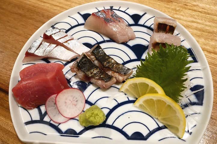 福岡グルメ 福岡ランチ「デビログ」さんのインスタグラム写真 - (福岡グルメ 福岡ランチ「デビログ」Instagram)「『#赤エビレモンしゃぶしゃぶ 』に惹かれて舞鶴にある『御御御 (おみお)』に伺った。 ここは2019年12月にオープンしたばかりの新しい店。 店主が鹿児島出身とのことで、地域限定販売の「島娘」などの珍しい焼酎もある。 お目当ての『赤エビレモンしゃぶしゃぶ』は新鮮な赤エビをレモン風味の出汁で「しゃぶしゃぶ」していただく逸品😋👌 レアでも食べられるので、海老好きにはたまらんね。 オススメされたゴマサバもプリプリで美味いよ👍 もつ鍋などもあるので、県外からの来客をもてなすには良いかも🙆‍♂️ . メニュー、他pic、内観などは「デビログ」に掲載しています。 サイトを見る場合はブラウザで「デビログ」で検索👉 . #御御御 (#おみお ) #福岡市中央区舞鶴 2-1-6 092-712-7272 17:00～1:00 定休日：日曜日 . ♦️福岡グルメ 福岡ランチの店舗探しならブラウザで「デビログ」で検索👉 ♦️「デビログ」に掲載していないディープな店舗情報はブラウザで「もっとデビログ」で検索👉 . #舞鶴グルメ #福岡居酒屋 #福岡ゴマサバ #福岡 #博多 #fukuokapics #fukuoka #fukuokacity #hakata #fukuokarestaurant #fukuokagourmet #IGersJP #ig_japan #福岡レストラン #福岡飲食店 #福岡グルメ #福岡ランチ #福岡ごはん #福岡ご飯 #食べログ福岡 #福岡飯 #福岡食べ歩き #インスタグルメ」2月10日 18時30分 - devi_takahashi