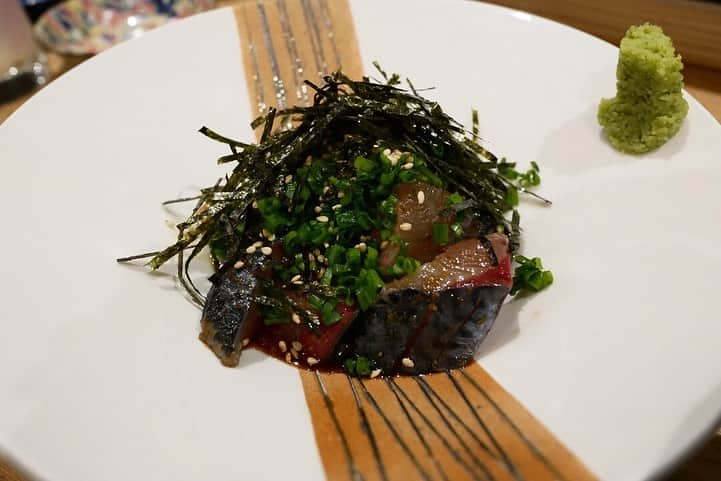 福岡グルメ 福岡ランチ「デビログ」さんのインスタグラム写真 - (福岡グルメ 福岡ランチ「デビログ」Instagram)「『#赤エビレモンしゃぶしゃぶ 』に惹かれて舞鶴にある『御御御 (おみお)』に伺った。 ここは2019年12月にオープンしたばかりの新しい店。 店主が鹿児島出身とのことで、地域限定販売の「島娘」などの珍しい焼酎もある。 お目当ての『赤エビレモンしゃぶしゃぶ』は新鮮な赤エビをレモン風味の出汁で「しゃぶしゃぶ」していただく逸品😋👌 レアでも食べられるので、海老好きにはたまらんね。 オススメされたゴマサバもプリプリで美味いよ👍 もつ鍋などもあるので、県外からの来客をもてなすには良いかも🙆‍♂️ . メニュー、他pic、内観などは「デビログ」に掲載しています。 サイトを見る場合はブラウザで「デビログ」で検索👉 . #御御御 (#おみお ) #福岡市中央区舞鶴 2-1-6 092-712-7272 17:00～1:00 定休日：日曜日 . ♦️福岡グルメ 福岡ランチの店舗探しならブラウザで「デビログ」で検索👉 ♦️「デビログ」に掲載していないディープな店舗情報はブラウザで「もっとデビログ」で検索👉 . #舞鶴グルメ #福岡居酒屋 #福岡ゴマサバ #福岡 #博多 #fukuokapics #fukuoka #fukuokacity #hakata #fukuokarestaurant #fukuokagourmet #IGersJP #ig_japan #福岡レストラン #福岡飲食店 #福岡グルメ #福岡ランチ #福岡ごはん #福岡ご飯 #食べログ福岡 #福岡飯 #福岡食べ歩き #インスタグルメ」2月10日 18時30分 - devi_takahashi