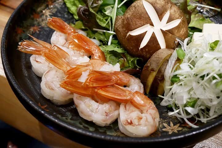 福岡グルメ 福岡ランチ「デビログ」さんのインスタグラム写真 - (福岡グルメ 福岡ランチ「デビログ」Instagram)「『#赤エビレモンしゃぶしゃぶ 』に惹かれて舞鶴にある『御御御 (おみお)』に伺った。 ここは2019年12月にオープンしたばかりの新しい店。 店主が鹿児島出身とのことで、地域限定販売の「島娘」などの珍しい焼酎もある。 お目当ての『赤エビレモンしゃぶしゃぶ』は新鮮な赤エビをレモン風味の出汁で「しゃぶしゃぶ」していただく逸品😋👌 レアでも食べられるので、海老好きにはたまらんね。 オススメされたゴマサバもプリプリで美味いよ👍 もつ鍋などもあるので、県外からの来客をもてなすには良いかも🙆‍♂️ . メニュー、他pic、内観などは「デビログ」に掲載しています。 サイトを見る場合はブラウザで「デビログ」で検索👉 . #御御御 (#おみお ) #福岡市中央区舞鶴 2-1-6 092-712-7272 17:00～1:00 定休日：日曜日 . ♦️福岡グルメ 福岡ランチの店舗探しならブラウザで「デビログ」で検索👉 ♦️「デビログ」に掲載していないディープな店舗情報はブラウザで「もっとデビログ」で検索👉 . #舞鶴グルメ #福岡居酒屋 #福岡ゴマサバ #福岡 #博多 #fukuokapics #fukuoka #fukuokacity #hakata #fukuokarestaurant #fukuokagourmet #IGersJP #ig_japan #福岡レストラン #福岡飲食店 #福岡グルメ #福岡ランチ #福岡ごはん #福岡ご飯 #食べログ福岡 #福岡飯 #福岡食べ歩き #インスタグルメ」2月10日 18時30分 - devi_takahashi