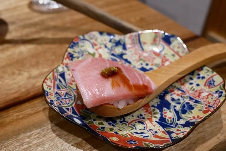 福岡グルメ 福岡ランチ「デビログ」さんのインスタグラム写真 - (福岡グルメ 福岡ランチ「デビログ」Instagram)「『#赤エビレモンしゃぶしゃぶ 』に惹かれて舞鶴にある『御御御 (おみお)』に伺った。 ここは2019年12月にオープンしたばかりの新しい店。 店主が鹿児島出身とのことで、地域限定販売の「島娘」などの珍しい焼酎もある。 お目当ての『赤エビレモンしゃぶしゃぶ』は新鮮な赤エビをレモン風味の出汁で「しゃぶしゃぶ」していただく逸品😋👌 レアでも食べられるので、海老好きにはたまらんね。 オススメされたゴマサバもプリプリで美味いよ👍 もつ鍋などもあるので、県外からの来客をもてなすには良いかも🙆‍♂️ . メニュー、他pic、内観などは「デビログ」に掲載しています。 サイトを見る場合はブラウザで「デビログ」で検索👉 . #御御御 (#おみお ) #福岡市中央区舞鶴 2-1-6 092-712-7272 17:00～1:00 定休日：日曜日 . ♦️福岡グルメ 福岡ランチの店舗探しならブラウザで「デビログ」で検索👉 ♦️「デビログ」に掲載していないディープな店舗情報はブラウザで「もっとデビログ」で検索👉 . #舞鶴グルメ #福岡居酒屋 #福岡ゴマサバ #福岡 #博多 #fukuokapics #fukuoka #fukuokacity #hakata #fukuokarestaurant #fukuokagourmet #IGersJP #ig_japan #福岡レストラン #福岡飲食店 #福岡グルメ #福岡ランチ #福岡ごはん #福岡ご飯 #食べログ福岡 #福岡飯 #福岡食べ歩き #インスタグルメ」2月10日 18時30分 - devi_takahashi