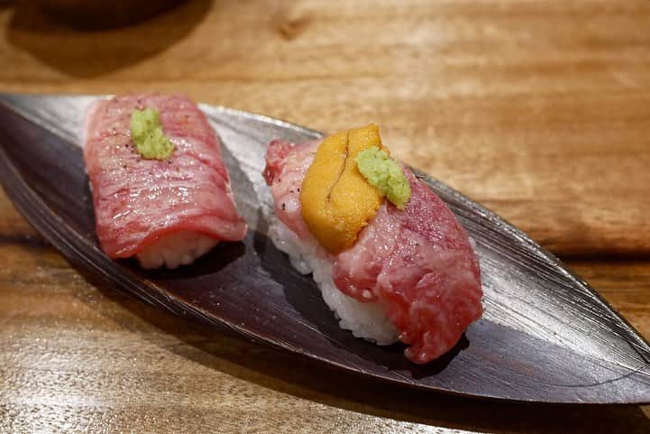 福岡グルメ 福岡ランチ「デビログ」さんのインスタグラム写真 - (福岡グルメ 福岡ランチ「デビログ」Instagram)「『#赤エビレモンしゃぶしゃぶ 』に惹かれて舞鶴にある『御御御 (おみお)』に伺った。 ここは2019年12月にオープンしたばかりの新しい店。 店主が鹿児島出身とのことで、地域限定販売の「島娘」などの珍しい焼酎もある。 お目当ての『赤エビレモンしゃぶしゃぶ』は新鮮な赤エビをレモン風味の出汁で「しゃぶしゃぶ」していただく逸品😋👌 レアでも食べられるので、海老好きにはたまらんね。 オススメされたゴマサバもプリプリで美味いよ👍 もつ鍋などもあるので、県外からの来客をもてなすには良いかも🙆‍♂️ . メニュー、他pic、内観などは「デビログ」に掲載しています。 サイトを見る場合はブラウザで「デビログ」で検索👉 . #御御御 (#おみお ) #福岡市中央区舞鶴 2-1-6 092-712-7272 17:00～1:00 定休日：日曜日 . ♦️福岡グルメ 福岡ランチの店舗探しならブラウザで「デビログ」で検索👉 ♦️「デビログ」に掲載していないディープな店舗情報はブラウザで「もっとデビログ」で検索👉 . #舞鶴グルメ #福岡居酒屋 #福岡ゴマサバ #福岡 #博多 #fukuokapics #fukuoka #fukuokacity #hakata #fukuokarestaurant #fukuokagourmet #IGersJP #ig_japan #福岡レストラン #福岡飲食店 #福岡グルメ #福岡ランチ #福岡ごはん #福岡ご飯 #食べログ福岡 #福岡飯 #福岡食べ歩き #インスタグルメ」2月10日 18時30分 - devi_takahashi
