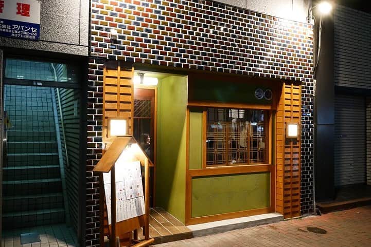 福岡グルメ 福岡ランチ「デビログ」さんのインスタグラム写真 - (福岡グルメ 福岡ランチ「デビログ」Instagram)「『#赤エビレモンしゃぶしゃぶ 』に惹かれて舞鶴にある『御御御 (おみお)』に伺った。 ここは2019年12月にオープンしたばかりの新しい店。 店主が鹿児島出身とのことで、地域限定販売の「島娘」などの珍しい焼酎もある。 お目当ての『赤エビレモンしゃぶしゃぶ』は新鮮な赤エビをレモン風味の出汁で「しゃぶしゃぶ」していただく逸品😋👌 レアでも食べられるので、海老好きにはたまらんね。 オススメされたゴマサバもプリプリで美味いよ👍 もつ鍋などもあるので、県外からの来客をもてなすには良いかも🙆‍♂️ . メニュー、他pic、内観などは「デビログ」に掲載しています。 サイトを見る場合はブラウザで「デビログ」で検索👉 . #御御御 (#おみお ) #福岡市中央区舞鶴 2-1-6 092-712-7272 17:00～1:00 定休日：日曜日 . ♦️福岡グルメ 福岡ランチの店舗探しならブラウザで「デビログ」で検索👉 ♦️「デビログ」に掲載していないディープな店舗情報はブラウザで「もっとデビログ」で検索👉 . #舞鶴グルメ #福岡居酒屋 #福岡ゴマサバ #福岡 #博多 #fukuokapics #fukuoka #fukuokacity #hakata #fukuokarestaurant #fukuokagourmet #IGersJP #ig_japan #福岡レストラン #福岡飲食店 #福岡グルメ #福岡ランチ #福岡ごはん #福岡ご飯 #食べログ福岡 #福岡飯 #福岡食べ歩き #インスタグルメ」2月10日 18時30分 - devi_takahashi