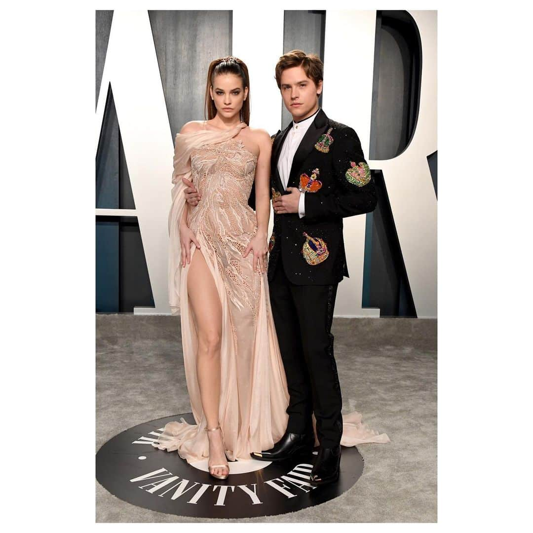 ジャンニヴェルサーチさんのインスタグラム写真 - (ジャンニヴェルサーチInstagram)「@realbarbarapalvin and @dylansprouse attend the Vanity Fair after party in #AtelierVersace looks. Crafted from delicate organza, Barbara's ethereal gown draws inspiration from dream-like western motifs. The nude and white tone Swarovski crystal embroidery follows the fantasy shape of a wild horse's mane. Dylan Sprouse chose a bespoke suit with a tailored blazer enriched with hand-embroidered patches depicting heritage crown motifs. #VersaceCelebrities #VFOscars」2月10日 18時37分 - versace