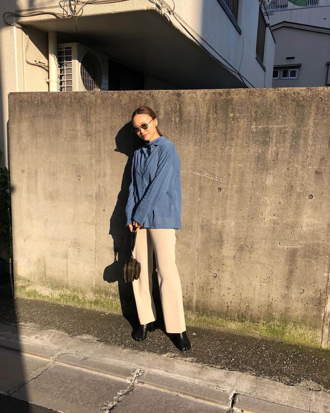 野尻美穂のインスタグラム：「ブルーとベージュとオリーブの組み合わせがお気に入りだった日！ というかこのパンツ、膝も出にくいし、歩いてるしるえも後ろのスリットのお陰でフレアになるし、タイツ履いてれば全然今も着れて思った以上に優秀！ シャツとタートルの中にはヒートテック😗で完璧🙆‍♀️ #wai_ships」