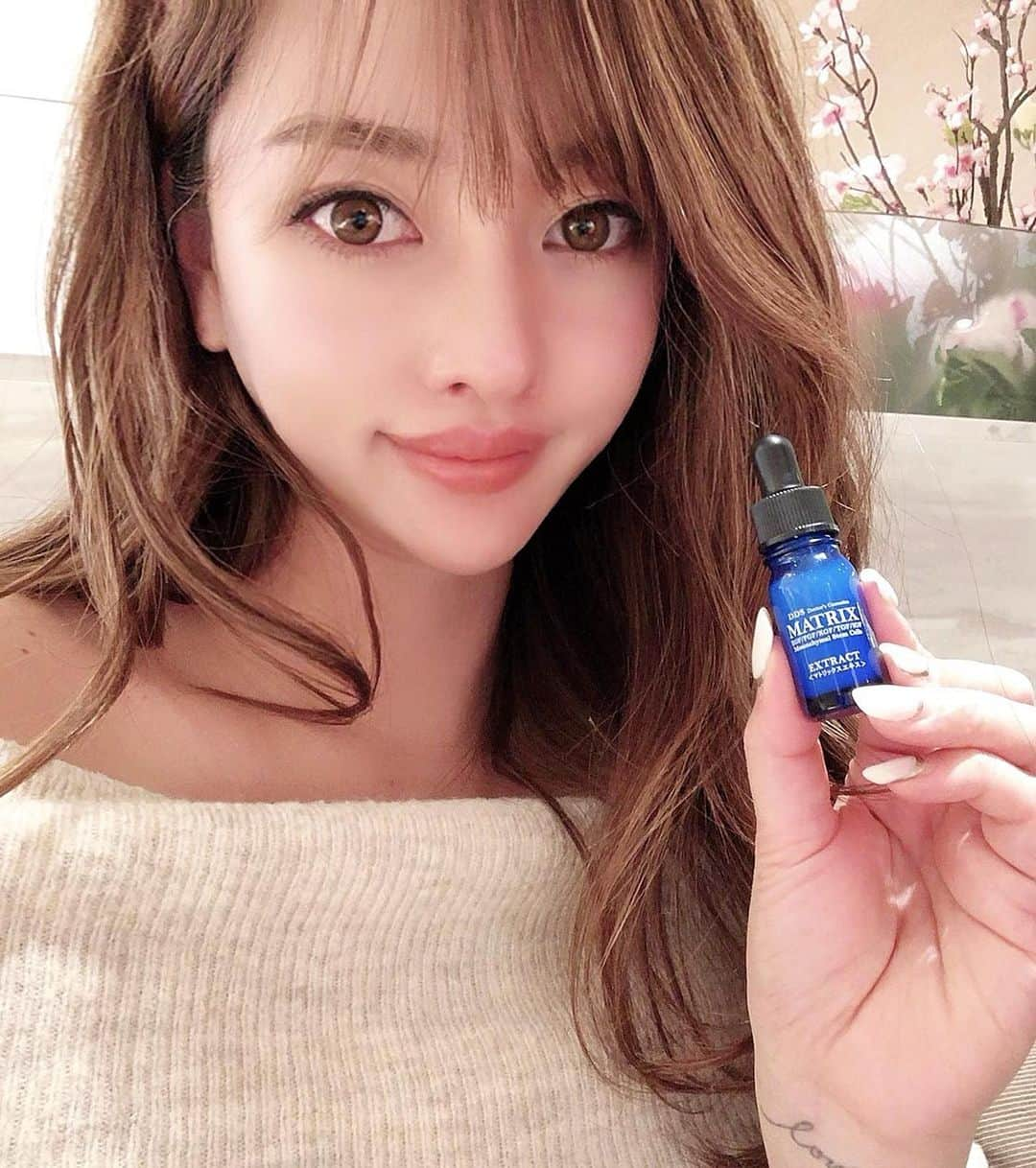 森本あやかさんのインスタグラム写真 - (森本あやかInstagram)「話題の美容液マトリックスエキスを使い始めて﻿ １本目がなくなったから２本目をリピート✨﻿ ﻿ 定期的に美容クリニックでメンテしてるけど﻿ やっぱり日々のケアで肌が変わる！﻿ ﻿ 顔のリフトアップで顔のたるみが取れても﻿ 大切なのは、やっぱり肌の質感。﻿ ﻿ マトリックスエキスを使い始めてから﻿ たるみ毛穴が気にならなくなってきたから﻿ ほんとにおすすめです♡ ﻿ ﻿ ﻿ 間葉系幹細胞培養上清や﻿ 独自のマトリックス成分が配合されてて﻿ 線維芽細胞に直接アプローチしてくれるらしいよ✨﻿ ﻿ ﻿ @itec_official_ ﻿ #MATRIXエキス #マトリックスエキス #美容液 #美肌作り #アンチエイジング #美肌になりたい #幹細胞 #あやまろ ﻿#PR」2月10日 18時45分 - ayachi0120