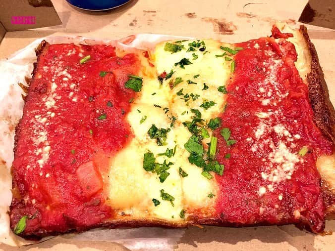 杉本なつみさんのインスタグラム写真 - (杉本なつみInstagram)「. . 四角いピザ　. . ディスプレイもかわいい　. . 迷いに迷って一番シンプルなのにしちゃった　. . . #pizza #squarepizza  #nycrestaurants #brunchnyc #nycbrunch #nyceats #nycfoodie #nycfood #eaterny #eatupnewyork #eatingnewyork #eatingnyc #ニューヨーク  #newyork_instagram #ig_nycity #newyork_ig #ig_nyc #newyork_photoshoots #nycgo  #instafood #foodstagram #食べスタグラム #먹스타그램 #맛스타그램 #먹방 #맛집」2月10日 18時37分 - virgo910b