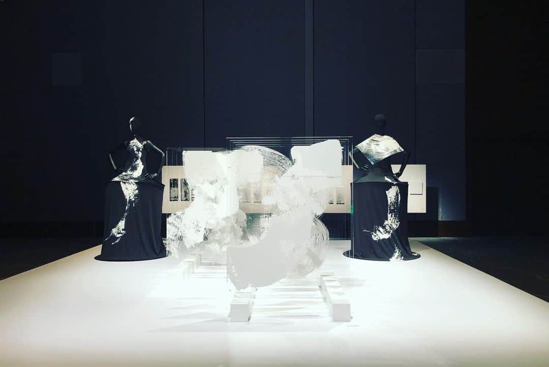 コシノジュンコさんのインスタグラム写真 - (コシノジュンコInstagram)「JUNKO KOSHINO ART GALA DINNER サイイェングアンさんや、マリアセレンと共に、私が手掛けるアート作品の展示とガラディナーを開催しました。白と黒の対極の宇宙をイメージした今回のガラはパレスホテルさんと料理までデザインしました。#junkokoshino #design #art #opera #orchestra #gala #dinner #アート」2月10日 18時39分 - junko_koshino_official