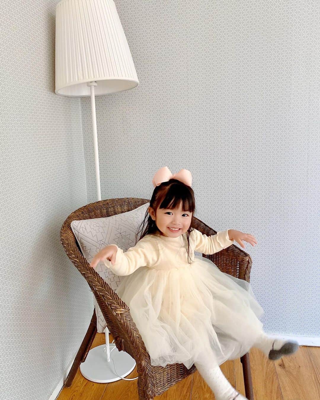 河内麻沙美さんのインスタグラム写真 - (河内麻沙美Instagram)「#girl 🎀 ． ． ママのお仕事にお付き合いしてもらって、可愛いスタジオへ行ったから写真撮ってみたよ🤗💕 ． 機嫌の波が激しくて撮るのは大変だけど、可愛いスタジオに可愛いワンピースはたまらなかった🥰🥰🥰 ワンピースは @amada.kawaiishop.jp のだよ👗 女の子らしいデザインが多くて、まさに私好み😍💕 どの服も可愛すぎて選べないw ふわふわなチュールがとっても可愛いこのワンピースはLILIもプリンセスだぁ〜❤️と大喜びだったよ❣️ ． ストーリーズにも書いたけど、金沢のオススメの場所･お店教えてくださーい🥰 初めての金沢旅行楽しみ😍❣️ ． #amadakawaiishop#amada商品番号023#LILI#女の子ファッション#女の子コーデ#プリンセス#キッズコーデ#キッズファッション#モデル#キッズモデル#韓国子供服#セレクトショップ#親バカ部#コドモノ#コドモダカラ#コノビー#イットママ#子供のいる暮らし#mamagirl」2月10日 18時39分 - masamikouchi