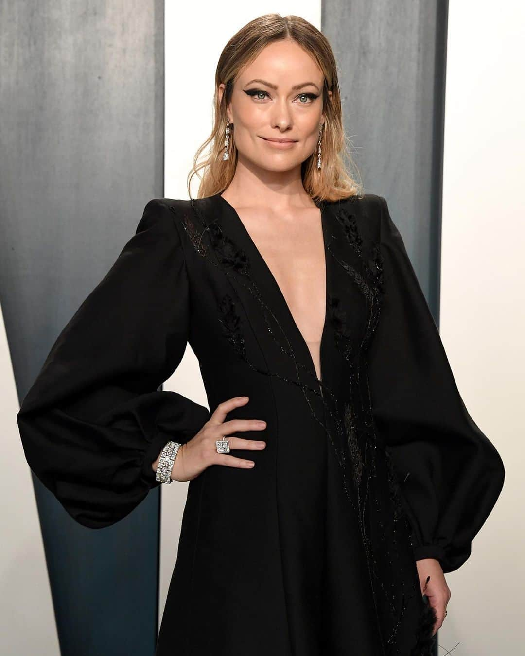 NIWAKAのインスタグラム：「Olivia Wilde attends the Vanity Fair Oscar Party in NIWAKA Fine Jewelry. Olivia Wilde wore our KYOKOMICHI white gold and diamond earrings, bracelet and ring. Styled by @karlawelchstylist  #Niwaka #NiwakaCollections #俄 #VanityFairOscarParty2020 #OliviaWilde」