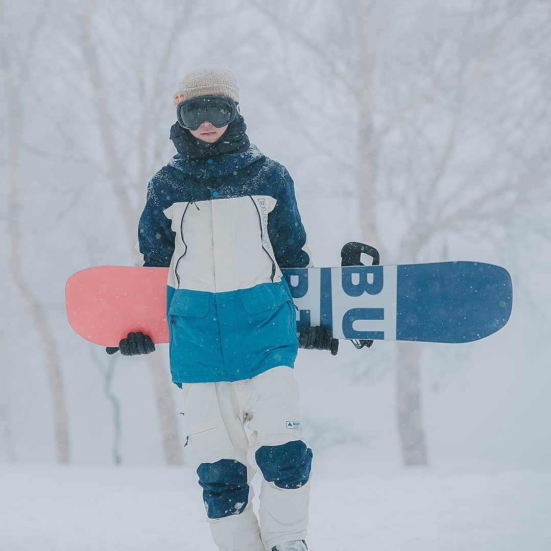 Burton Japanさんのインスタグラム写真 - (Burton JapanInstagram)「ブルー&ホワイトが◎ 伝説のオールマウンテンボード、Customと同じようにオールラウンドで着まわせるセットアップです。Photo: @akira457_ #Winter2020Burton」2月10日 18時42分 - burtonjapan