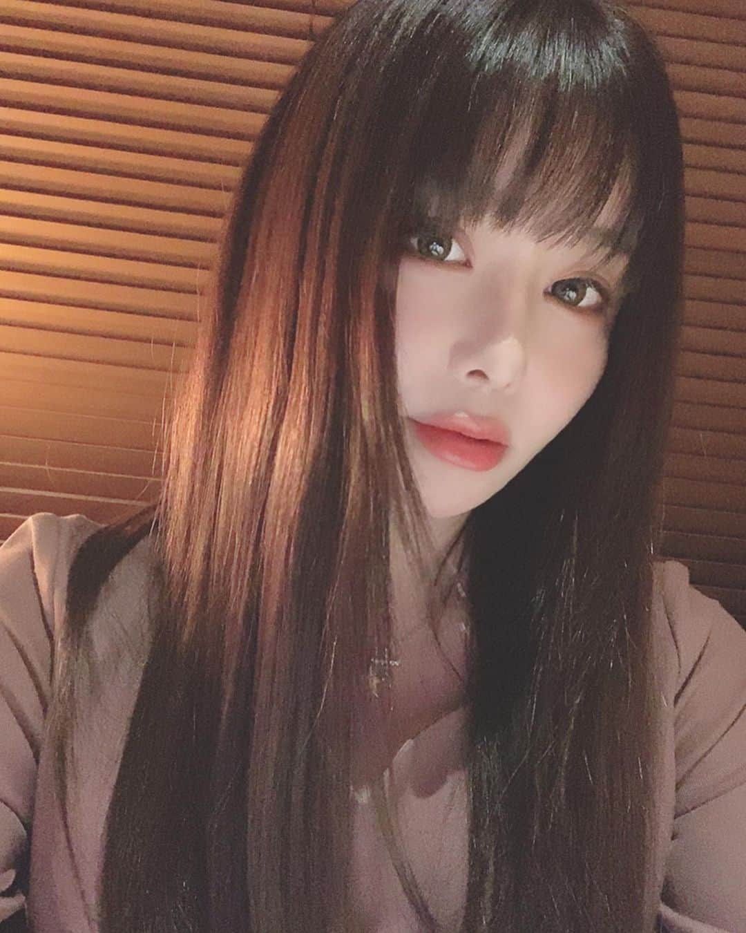 利咲のインスタグラム：「#サイエンスアクア　1回目の時の写真。﻿ ティモテと言われた←古いwわかる??﻿ 写真撮ってもpostし忘れるからたまっていく…﻿ ﻿ フラッシュ焚いて撮ると本当にツヤツヤ🌟﻿ 感動する(◍•ᴗ•◍)✧﻿ でもわりとすぐに取れちゃう〜🥺﻿ すればするほど髪の状態が良くなるみたいなので信じて今年はトリートメント続けてみようかなと思ってます☺️﻿ ﻿ ﻿ #サイエンスアクアトリートメント ﻿ #サイエンスアクアカラー ﻿ #サイエンスアクア美髪チャージ ﻿ #ヘアカラー #トリートメント #ニューカラーリング #ニューカラー #haircolor﻿ #ティモテ」