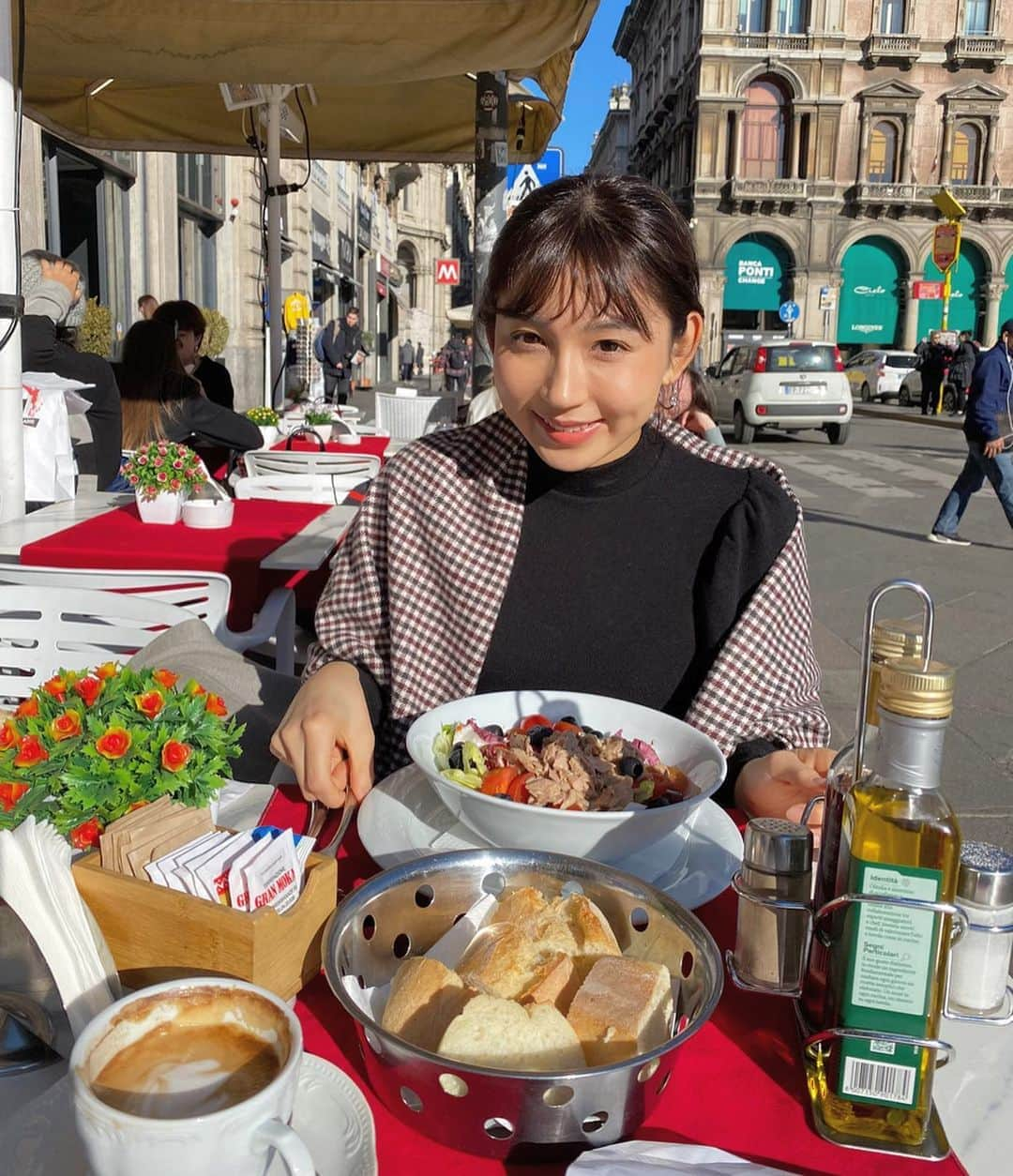 野嶋紗己子さんのインスタグラム写真 - (野嶋紗己子Instagram)「そしてこれは、ドゥオーモの近くのテラスで朝ごはんを食べた時の写真です☺️🌸 ﻿ ﻿ #ミラノ#ドゥオーモ #sunlightisthebestfilter☀️ #ちょっとカッコつけた食べ方笑 #二個もポストしてすみません　 we took over 800pictures during my stay and it’s so hard to choose the ONE but here it is!hehehe」2月10日 18時54分 - nojima_sakiko