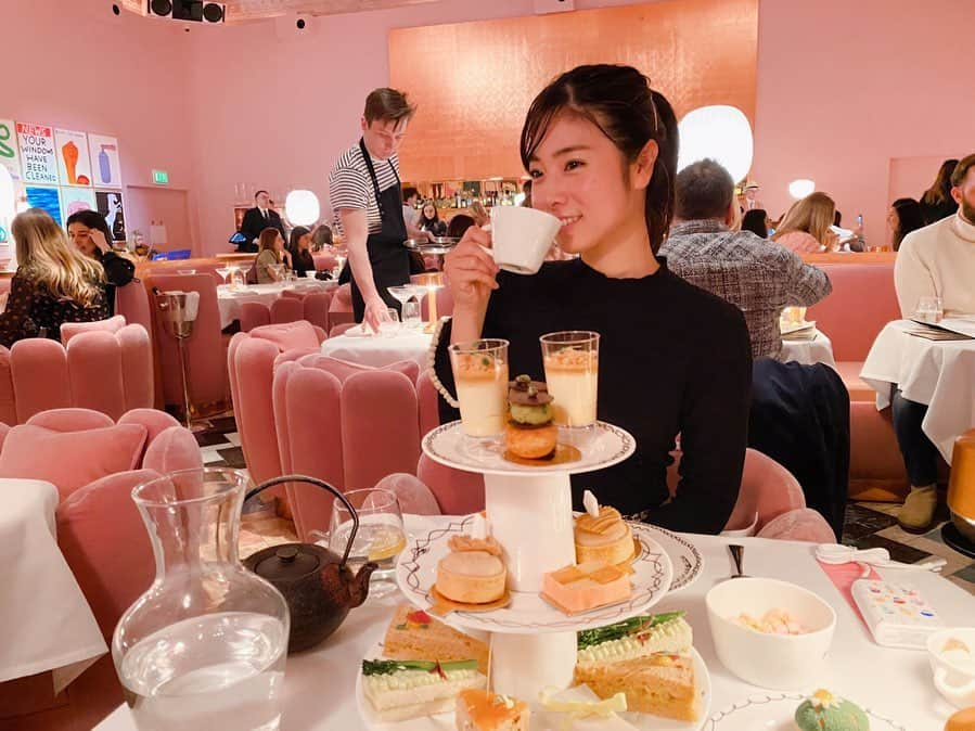 逢月あかりさんのインスタグラム写真 - (逢月あかりInstagram)「アフタヌーンティー☕️ . . @sketchlondon  色んなテーマのお部屋があってどこも気になる🍰 今回はピンクにしました✨ . 食器まで全部可愛かった☺️ . #アフタヌーンティー #sketch #sketchlondon」2月10日 18時50分 - akari.ouzuki