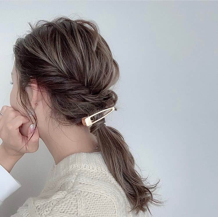 Locariのインスタグラム：「【もう少し寝たい！３分以内で完成の「ヘアアレンジ」集めました♡】 ぜひ記事をチェックしてみて下さい♡ photo by @maya_arrange さん . . #3分ヘアアレンジ#セルフアレンジ#簡単ヘアアレンジ#ヘアアレンジ簡単#ローポニー#ミディアムヘア#ヘアアレンジ#ミディアムヘアアレンジ」