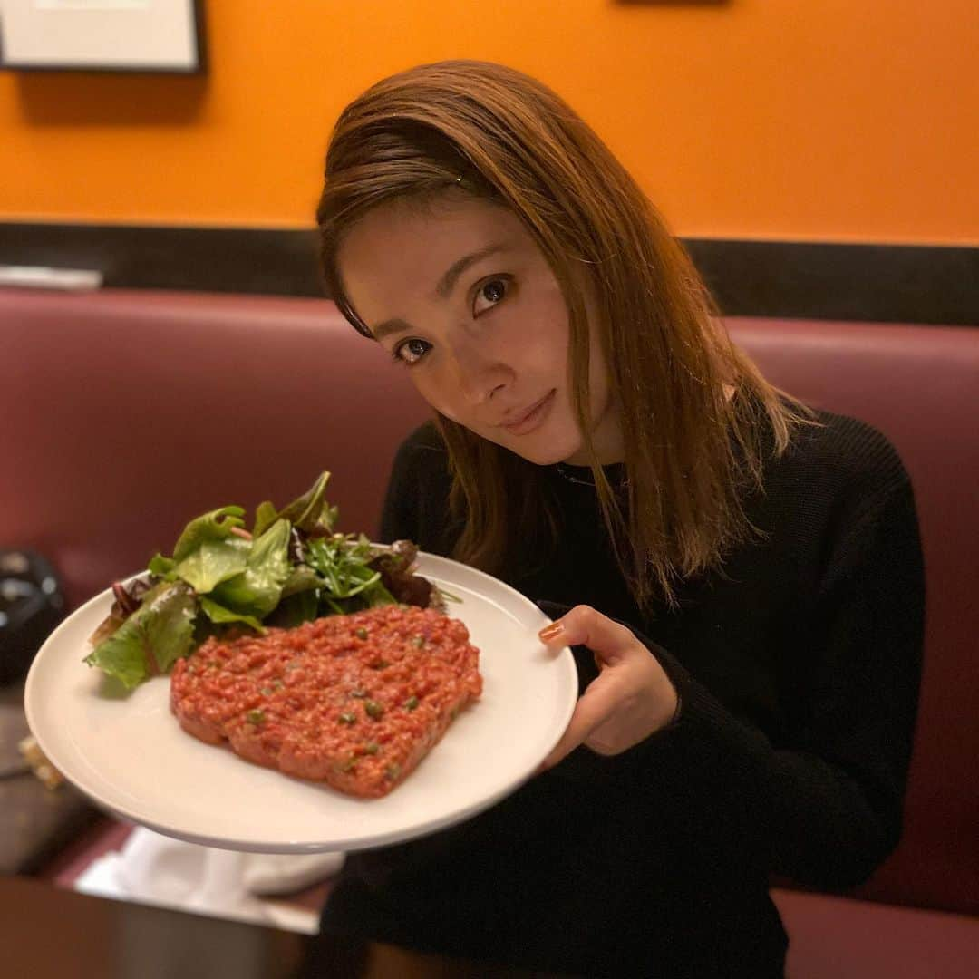 平山あやさんのインスタグラム写真 - (平山あやInstagram)「大好きなお店でdinner🍽  バレンタインも近いってことで、牛肉のタルタルがハート♡  #dinner  #タルタル #とても美味しい  #follow  #followme」2月10日 18時50分 - aya_hirayama