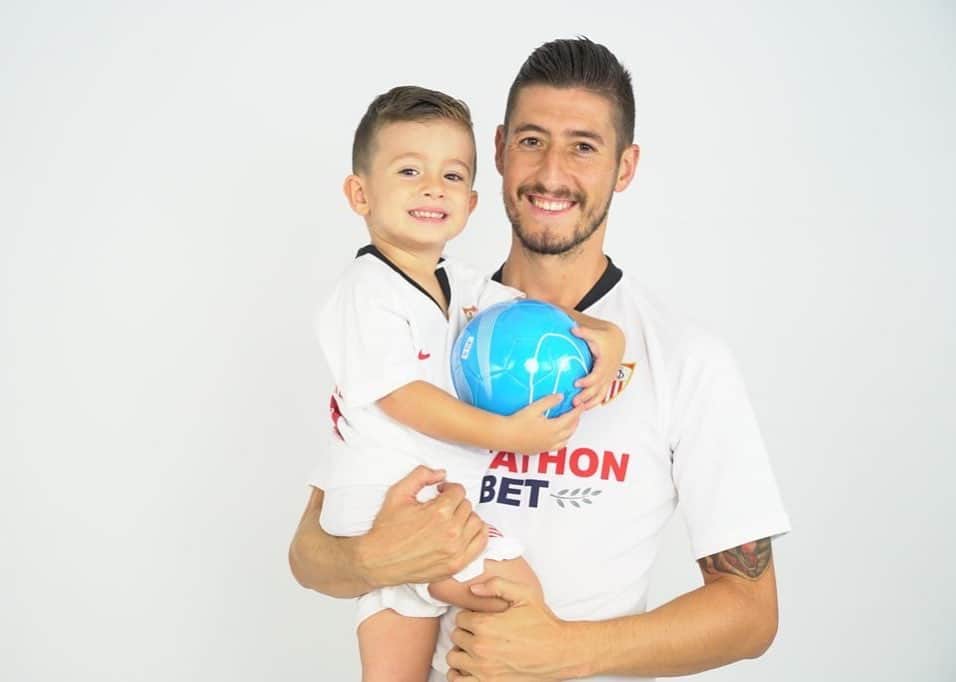 セルヒオ・エスクデロのインスタグラム：「Felices 3 añitos mi amor!  Espero que seas igual de feliz, de lo que nos haces a nosotros.  Eres todo lo que necesitamos para seguir luchando día a día, nuestro motivo de vivir.  Te queremos con locura nuestro bichito @tatyana_cs」