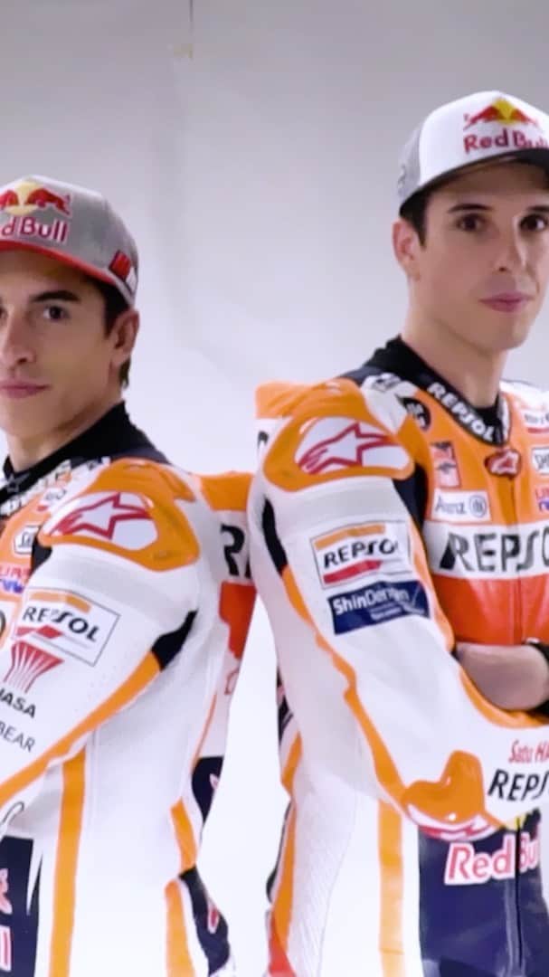 レプソル・ホンダのインスタグラム：「Come into the photo studio and behind the scenes with Marc and Alex as they see their 2020 machines for the first time.」
