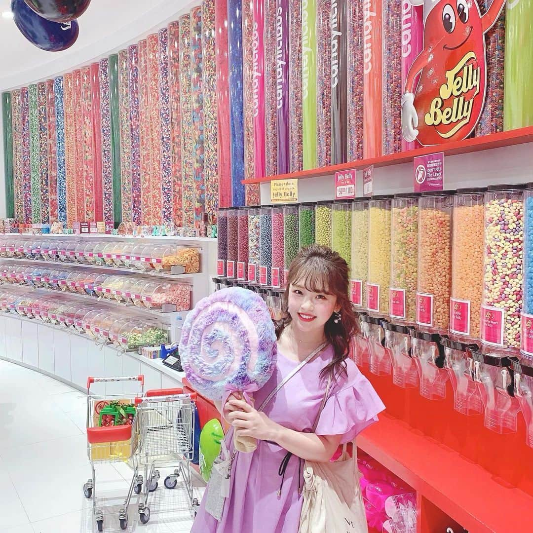 空山菜摘さんのインスタグラム写真 - (空山菜摘Instagram)「♡ 🍭🍫🍬❤️ . . #スミニャック の #バリコレクションに あった最近有名な海外のお菓子屋さん😍 #クタ の店舗でアイスクリーム🍨も 売ってたよ\( ˆoˆ )/💕 くまちゃんのぬいぐるみ🧸が 可愛すぎて欲しかったけどどう考えても 使わへんから買いませんでした🥺笑笑 . . (小さい頃はぬいぐるみ大好きな女の子でした) (全部に名前つけてました) (今でも覚えてて、チョコ(犬のぬいぐるみ) どこいったっけー？ってたまに美香と話してる) (急になんの話😂😂シリーズ) . . . . . #バリ島旅行 #バリ旅行 #雑貨屋さん #バリ島観光 #ビーチリゾート #クタ #バリ旅行 #サンセット  #バリ島 #海外旅行 #旅行大好き #女子旅 #タビジョ #旅行好きな人と繋がりたい #ソラtrip  #リゾートホテル #genic_bali #tabijyomap_bali #学生旅行 #セブ島旅行 #プーケット旅行 #グアム旅行  #南国リゾート #ビーチリゾート」2月10日 19時03分 - natsumi_sorayama