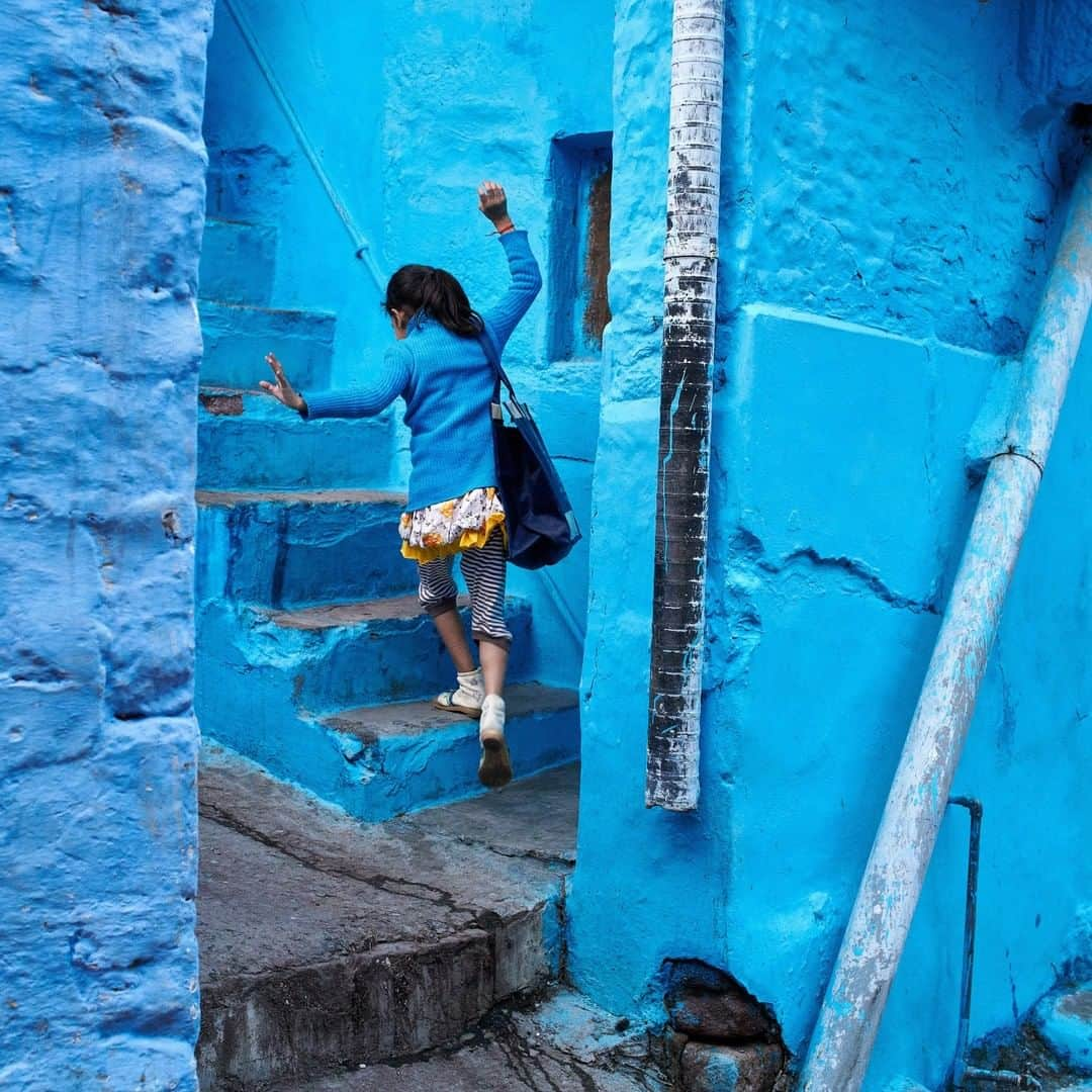 ニューヨーク・タイムズさんのインスタグラム写真 - (ニューヨーク・タイムズInstagram)「An immersion into an India that existed before skyscrapers and call centers can be experienced among Jodhpur’s many cobalt-blue houses (painted to reflect the rays of the sun, to signify the dweller’s superior status, to repel insects or for aesthetic appeal, depending on whom you ask). At a time when many of India’s cities have been transformed by the tech industry, Jodhpur remains a rustic, rough-hewn hub of art and culture. In July, the budget airline IndiGo announced daily nonstop flights to Jodhpur from Delhi and Ahmedabad, making the city more accessible than ever. Tap the link in our bio to read more about Jodhpur and follow @nytimestravel to see more from this year’s list of #52Places. @poraschaudhary took this photo.」2月10日 19時00分 - nytimes