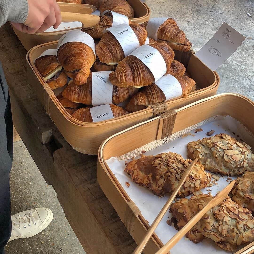 isutaさんのインスタグラム写真 - (isutaInstagram)「韓国カフェってどこから攻めればいいの...？﻿ ﻿ もうすぐ韓国旅行だから計画を立てたいけど、なかなか行く場所が決まらない...﻿ ﻿ ﻿ そんな方におすすめしたいのが、韓国・新堂（シンダン）駅から5分程歩いた場所にある「the P;ter」。﻿ ﻿ ﻿ こちらのカフェは、細長いビルの中にあり1階で注文を済ませてから2、3階のイートインスペースで食べるスタイルです。﻿ ﻿ ﻿ なかでも人気なのが、こんがり焼かれたクロワッサンの間にあんことバターが挟まれた「あんバタークロワッサン」。 11時に開店するので、遅めのモーニングを楽しむのも良さそうです♪ ﻿ ﻿ ﻿ 限られた時間を存分に楽しむためにも、旅行の前は行きたいお店や場所に目星をつけてリスト化しましょう！﻿ ﻿ --shop info--﻿ 住所：ソウル特別市中区興仁洞63 営業時間：11:00～22:00 定休日：日 Instagram：@the_pter_coffee﻿ ﻿ ﻿ photo by @tuymsor @shokohomma @n13m10 @sari___98 @i_am_i_30 @makiko7272﻿ ﻿ ﻿ #韓国カフェ#ソウル旅行#isuta#isutacafe#韓国好きな人と繋がりたい #おしゃれさんと繋がりたい#イスタ #お洒落さんと繋がりたい #thepiter #あんバター#新堂カフェ #東大門カフェ #韓国旅行 #韓国情報#今日のコーデ #カフェ巡り#韓国カフェ巡り #isuta_韓国 #아미 #카페 #카페스타그램 #韓国カフェ巡り #韓国旅行記 #渡韓記録 #韓国女子旅 #ソウル旅行 #ソウル旅行記 #韓国カフェ #ソウルカフェ #弘大カフェ #梨泰院カフェ #ソウルカフェ巡り」2月10日 19時01分 - isuta_jp