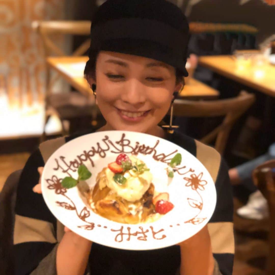 田中美里さんのインスタグラム写真 - (田中美里Instagram)「お誕生日の夜は中島瞻風先生と書道仲間と、、 PecoさんのLiveへ。  北鎌倉で繋がったご縁。 ウルウルしたり笑ったり、、 あったかくて素敵なLiveでした。 サプライズでお誕生日もお祝いしてくださり倖せなお誕生日になりました。  #濱田peco美和子  @peco10221208  #中島瞻風 @senpu_nakajima」2月10日 19時08分 - misatotanaka77
