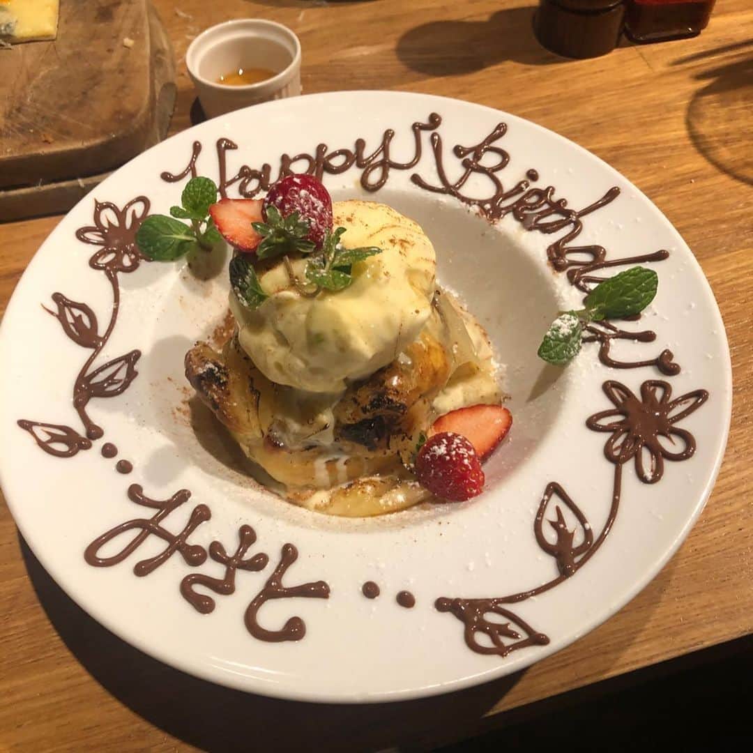 田中美里さんのインスタグラム写真 - (田中美里Instagram)「お誕生日の夜は中島瞻風先生と書道仲間と、、 PecoさんのLiveへ。  北鎌倉で繋がったご縁。 ウルウルしたり笑ったり、、 あったかくて素敵なLiveでした。 サプライズでお誕生日もお祝いしてくださり倖せなお誕生日になりました。  #濱田peco美和子  @peco10221208  #中島瞻風 @senpu_nakajima」2月10日 19時08分 - misatotanaka77