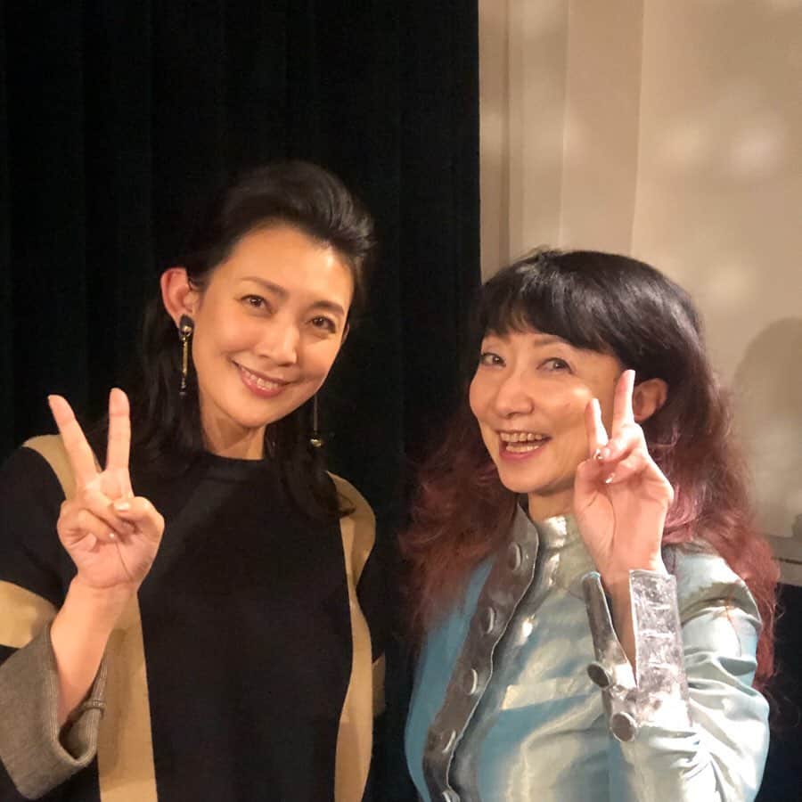 田中美里さんのインスタグラム写真 - (田中美里Instagram)「お誕生日の夜は中島瞻風先生と書道仲間と、、 PecoさんのLiveへ。  北鎌倉で繋がったご縁。 ウルウルしたり笑ったり、、 あったかくて素敵なLiveでした。 サプライズでお誕生日もお祝いしてくださり倖せなお誕生日になりました。  #濱田peco美和子  @peco10221208  #中島瞻風 @senpu_nakajima」2月10日 19時08分 - misatotanaka77
